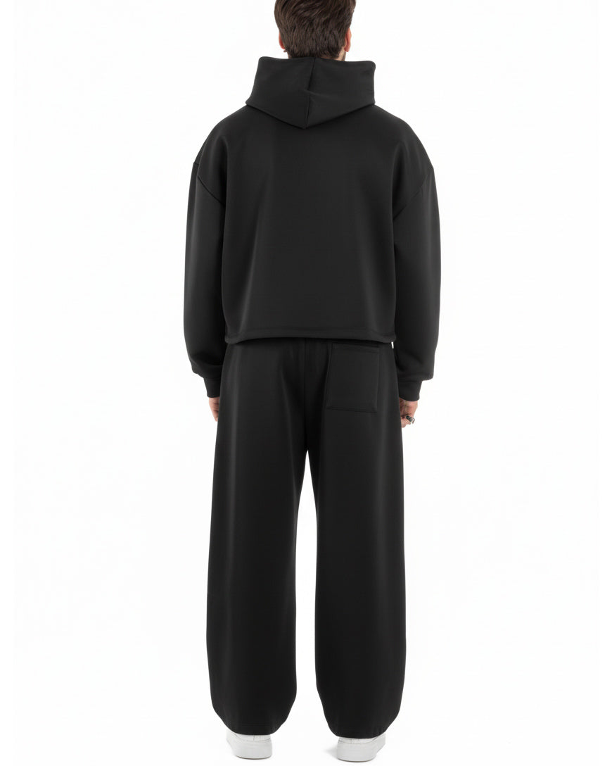 Dettaglio tessuto coordinato nero felpa crop pantaloni baggy poliestere