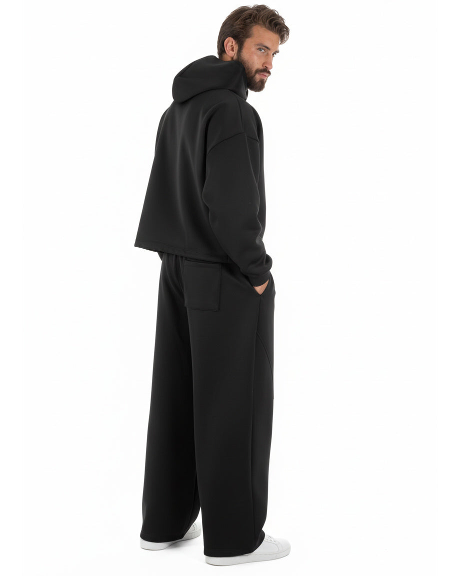 Vista posteriore coordinato nero felpa boxy crop pantaloni baggy uomo