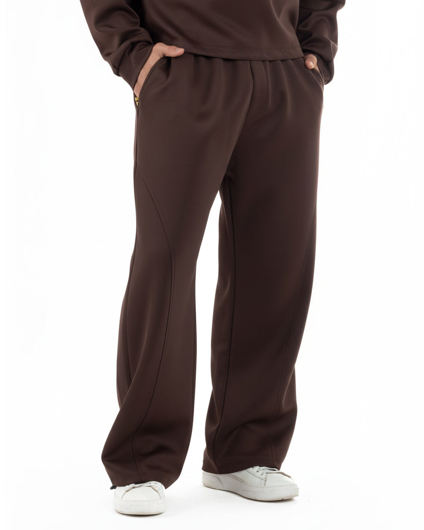 Dettaglio pantaloni baggy marrone con elastico in vita e coulisse