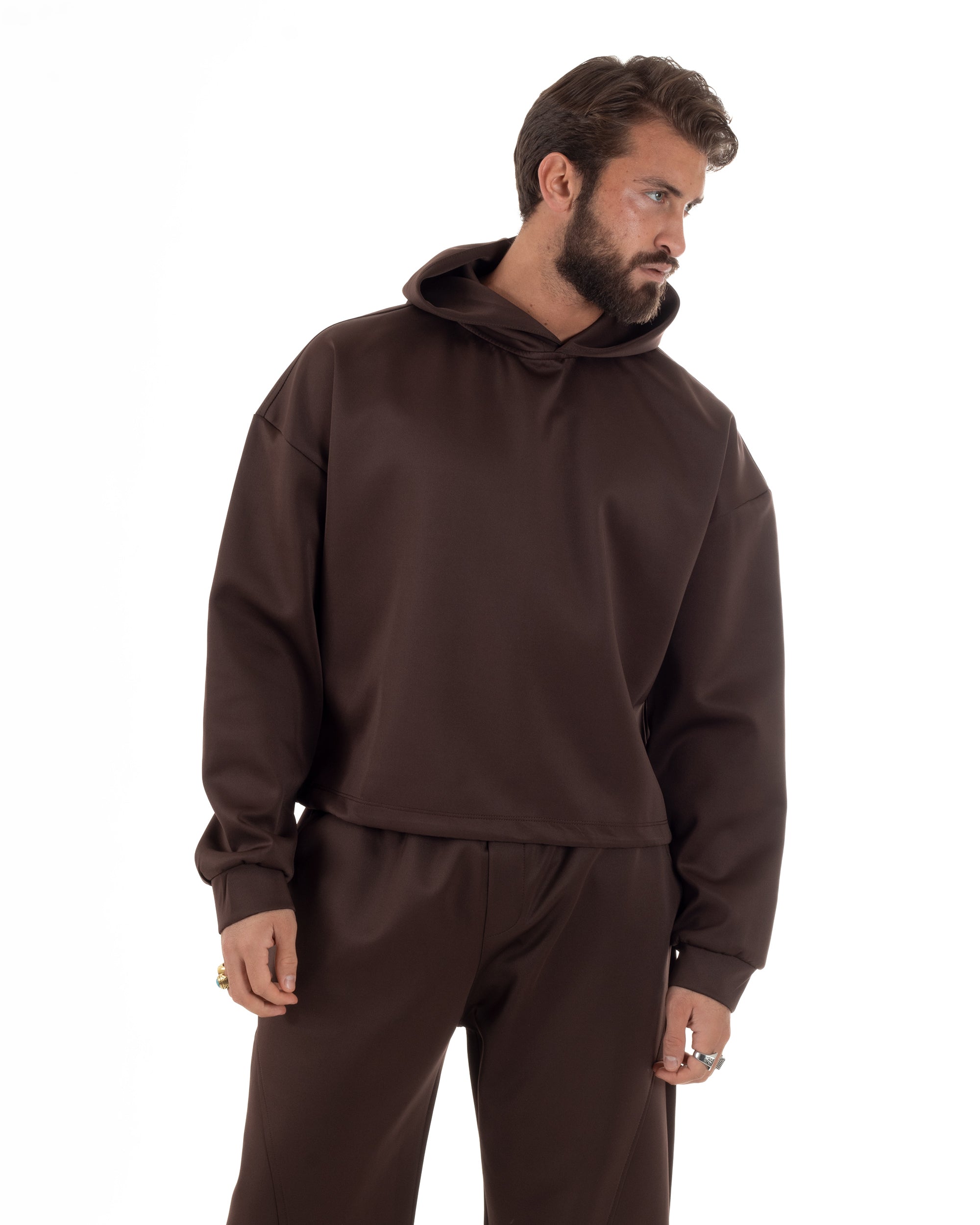 Dettaglio felpa boxy crop marrone con cappuccio senza lacci casual