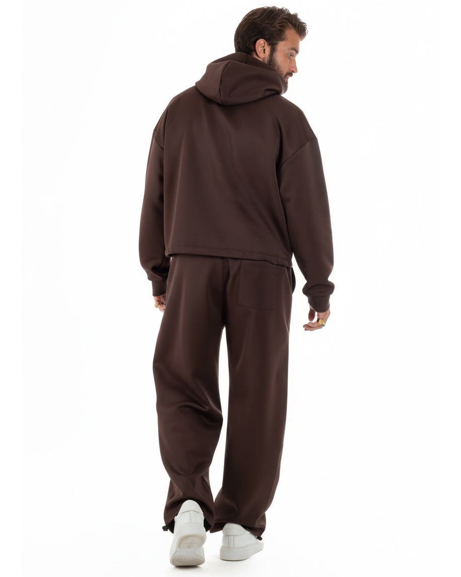 Vista posteriore coordinato marrone felpa boxy crop pantaloni baggy uomo