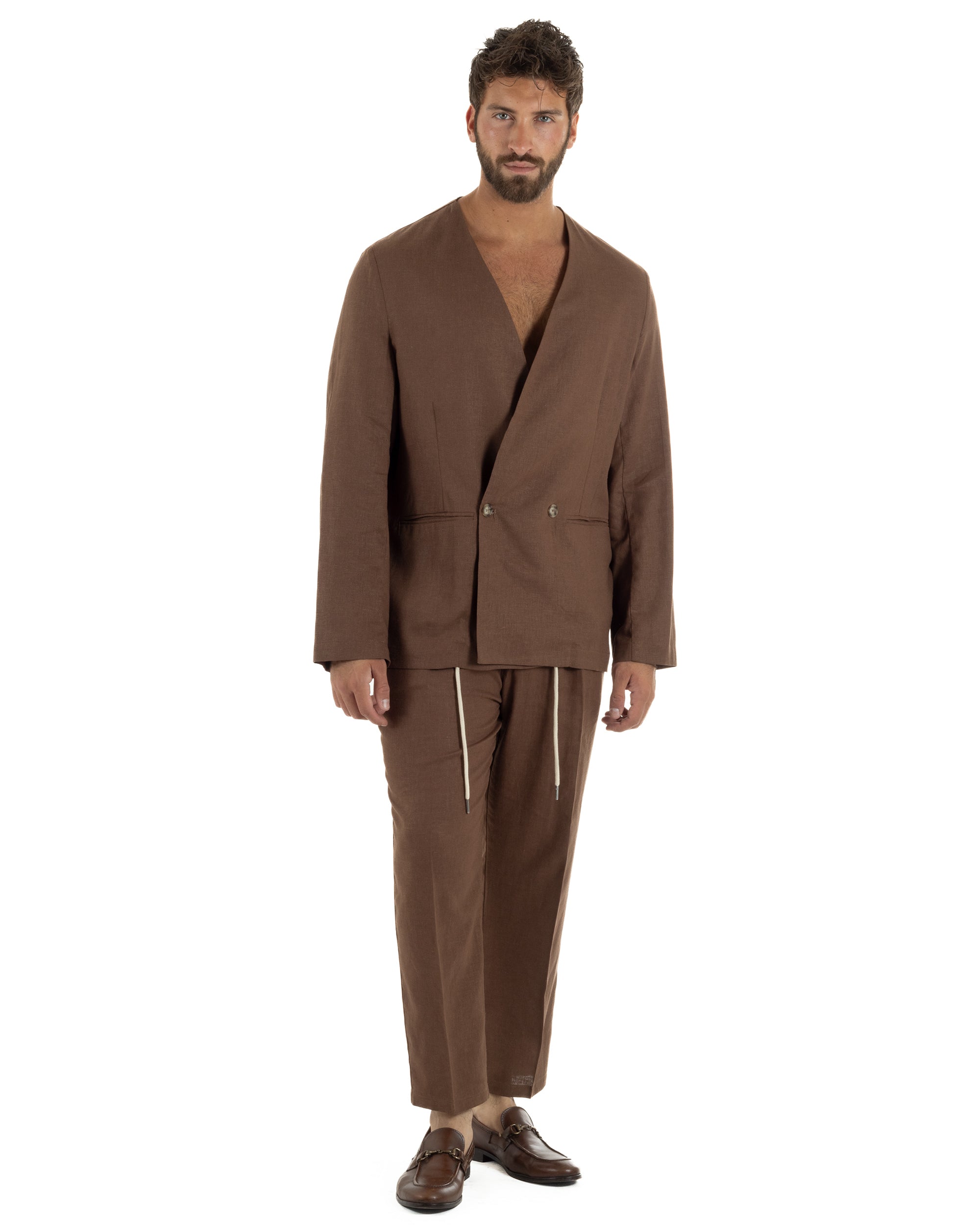 Vista frontale completo lino marrone uomo giacca doppiopetto senza revers pantaloni laccio vita