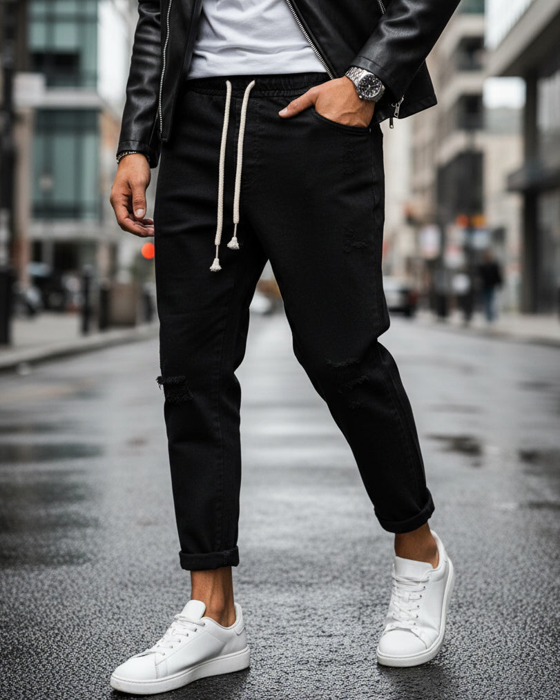 Vista frontale pantaloni jogger uomo nero con rotture e coulisse