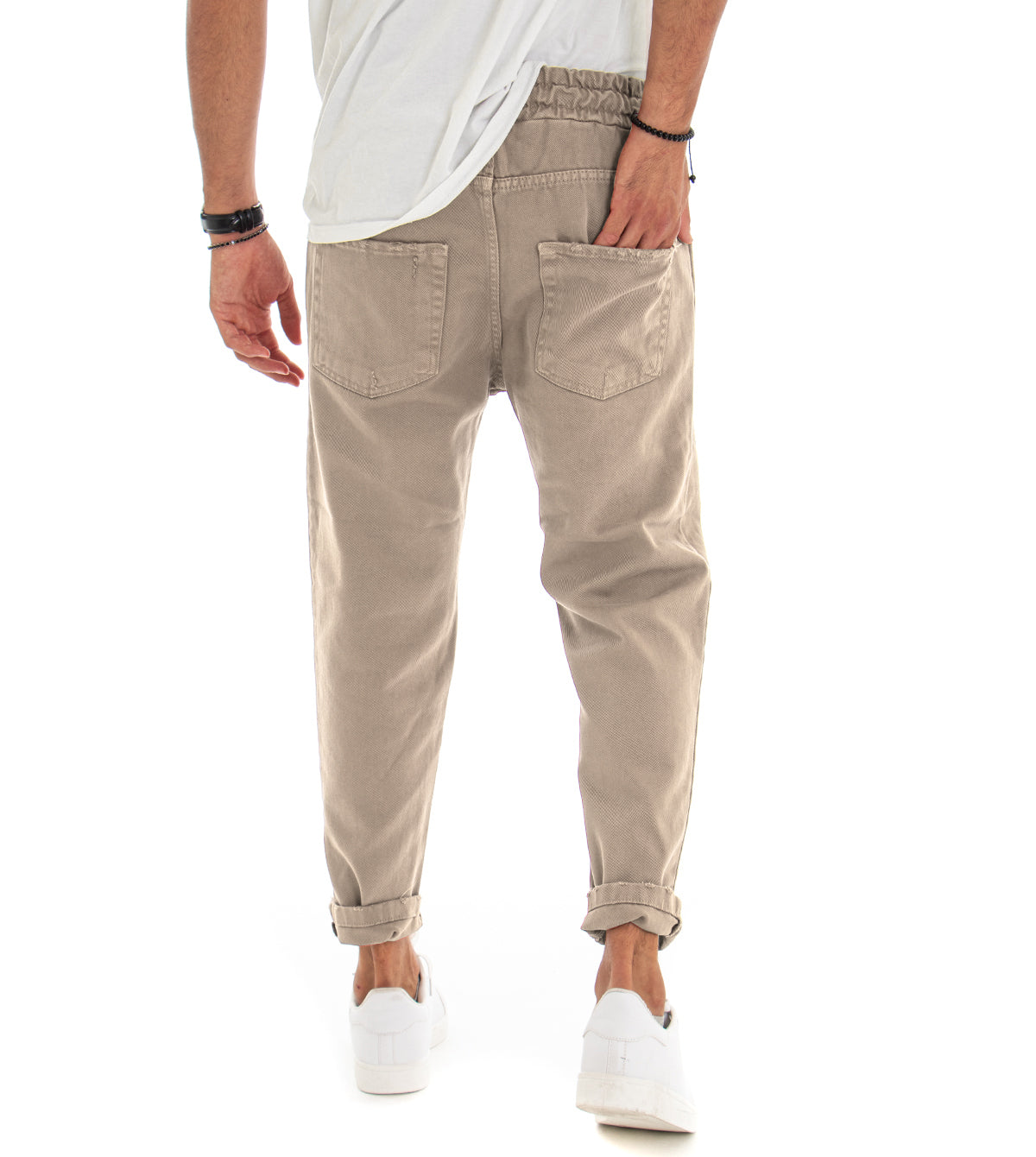 Vista posteriore pantaloni jogger beige con tasche e dettagli