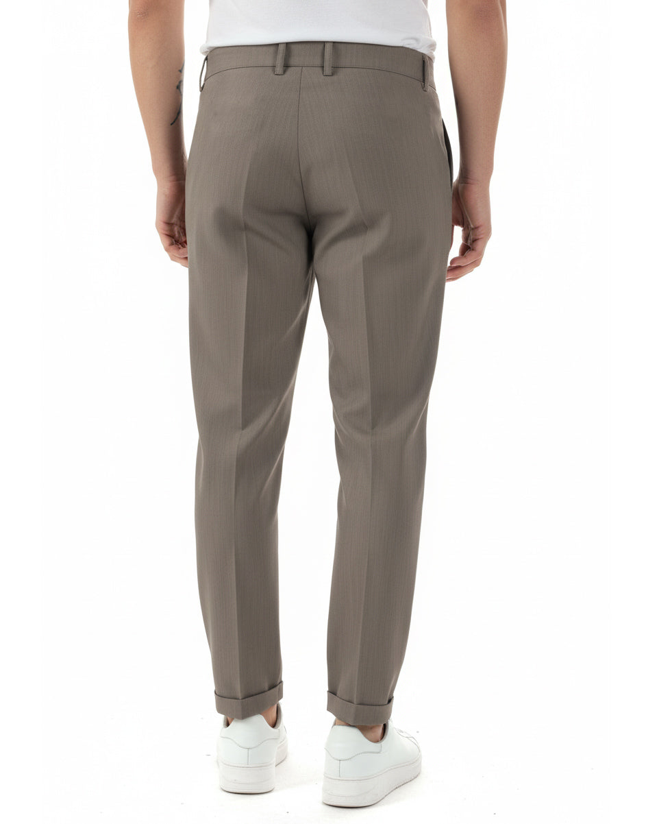 Vista posteriore pantaloni uomo marrone viscosa tapered fit classici