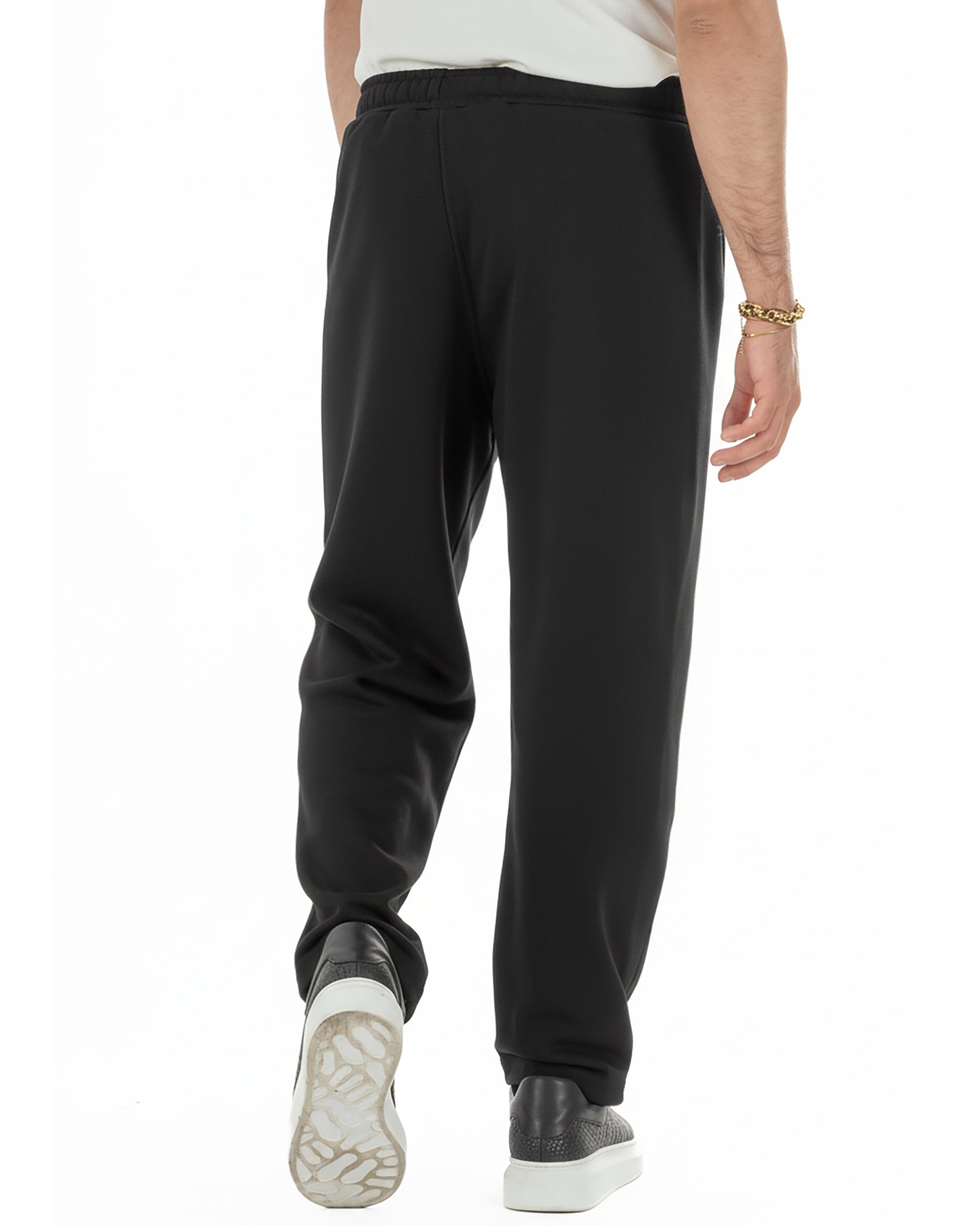 Vista posteriore pantaloni tuta uomo grigio balloon fit leggeri