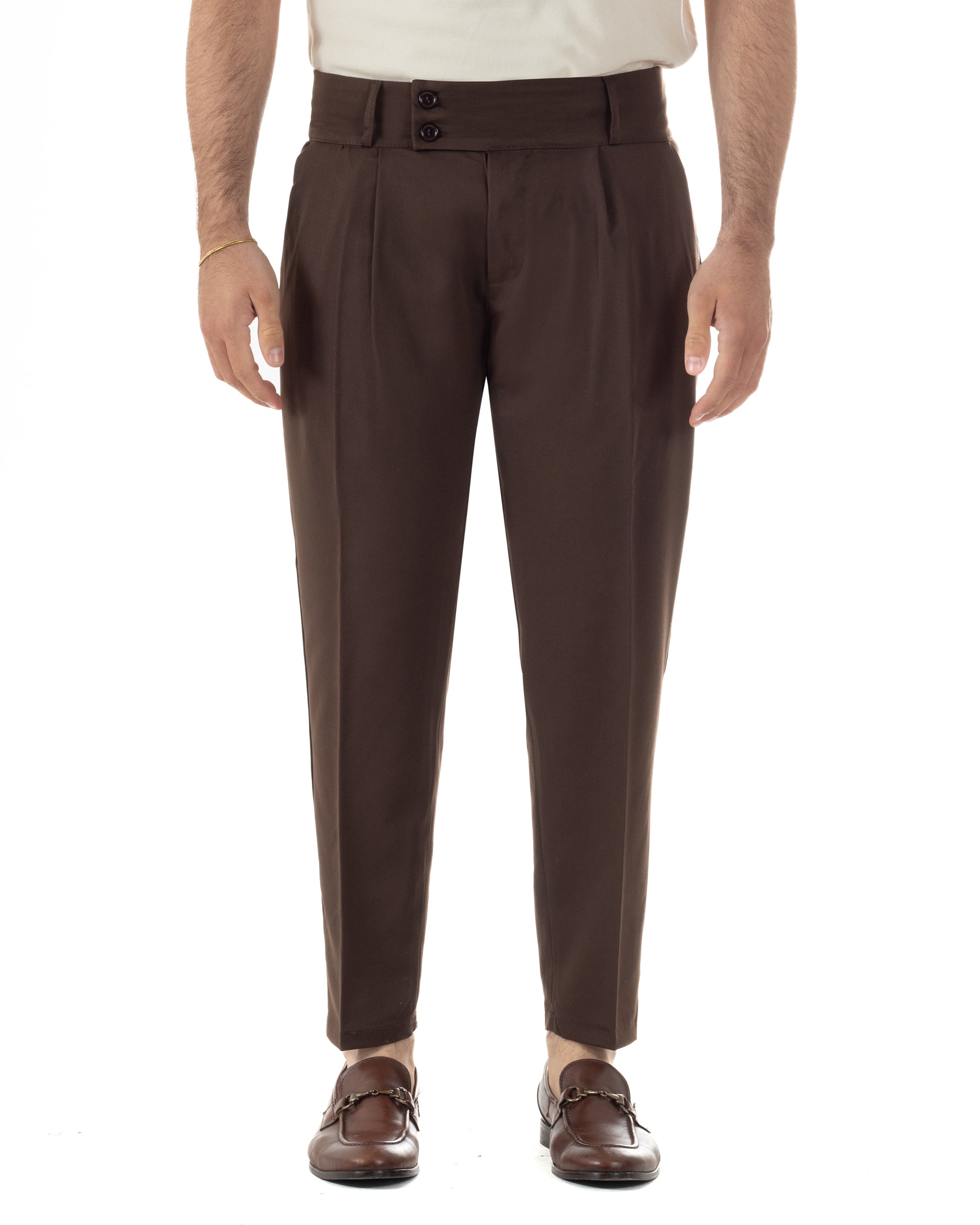 Vista frontale pantaloni marrone vita alta bustino tapered fit casual chic