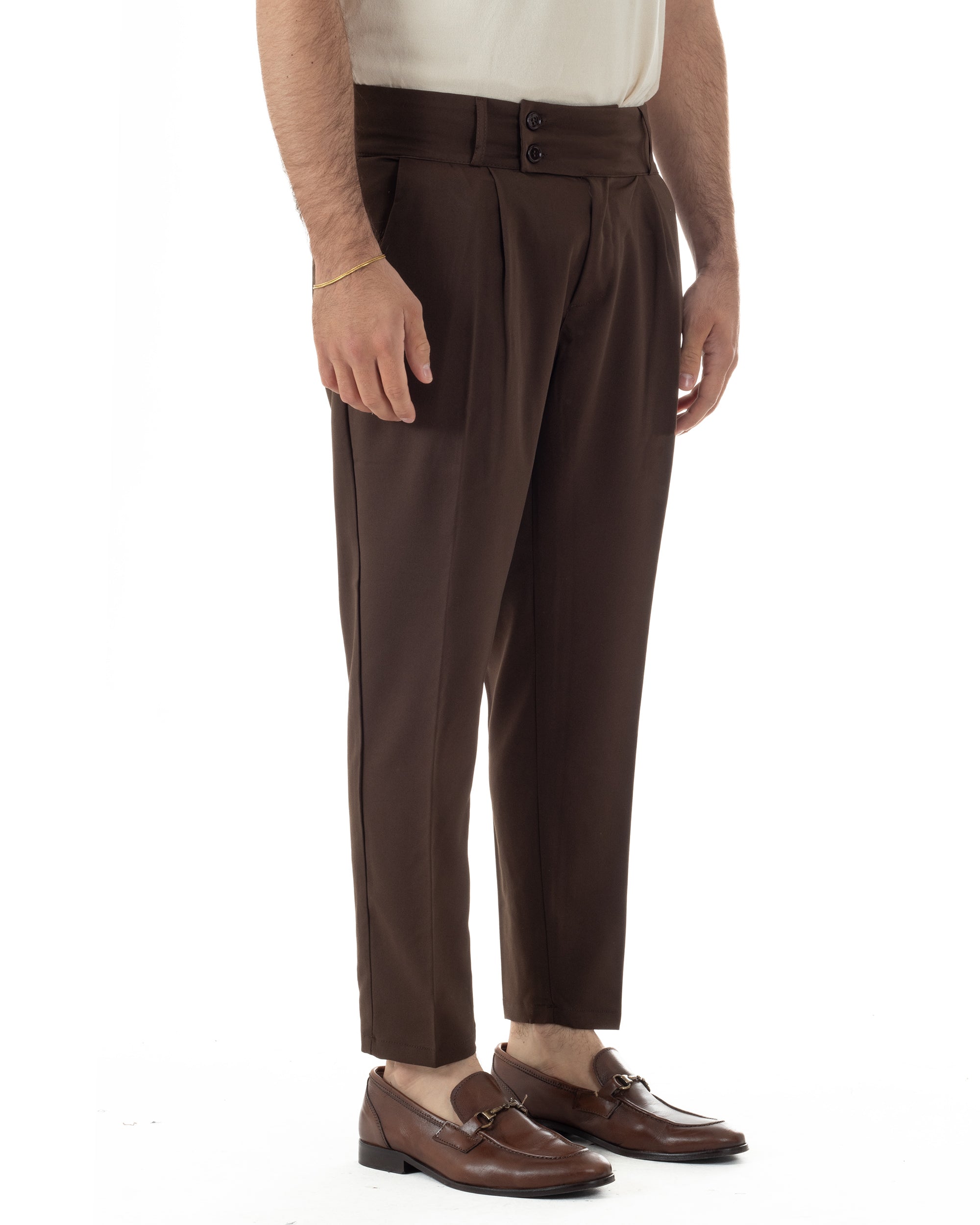 Vista completa pantaloni uomo marrone vita alta bustino tapered fit elegante