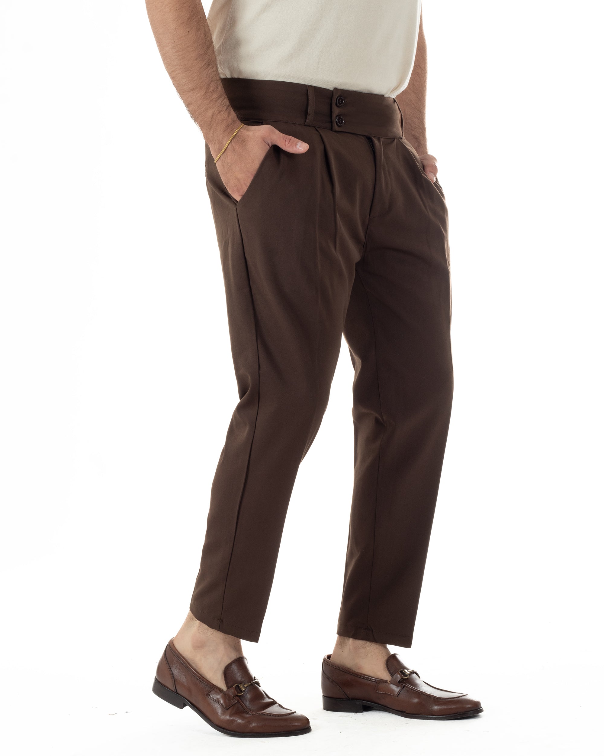 Vista laterale pantaloni uomo marrone vita alta pinces tapered fit viscosa