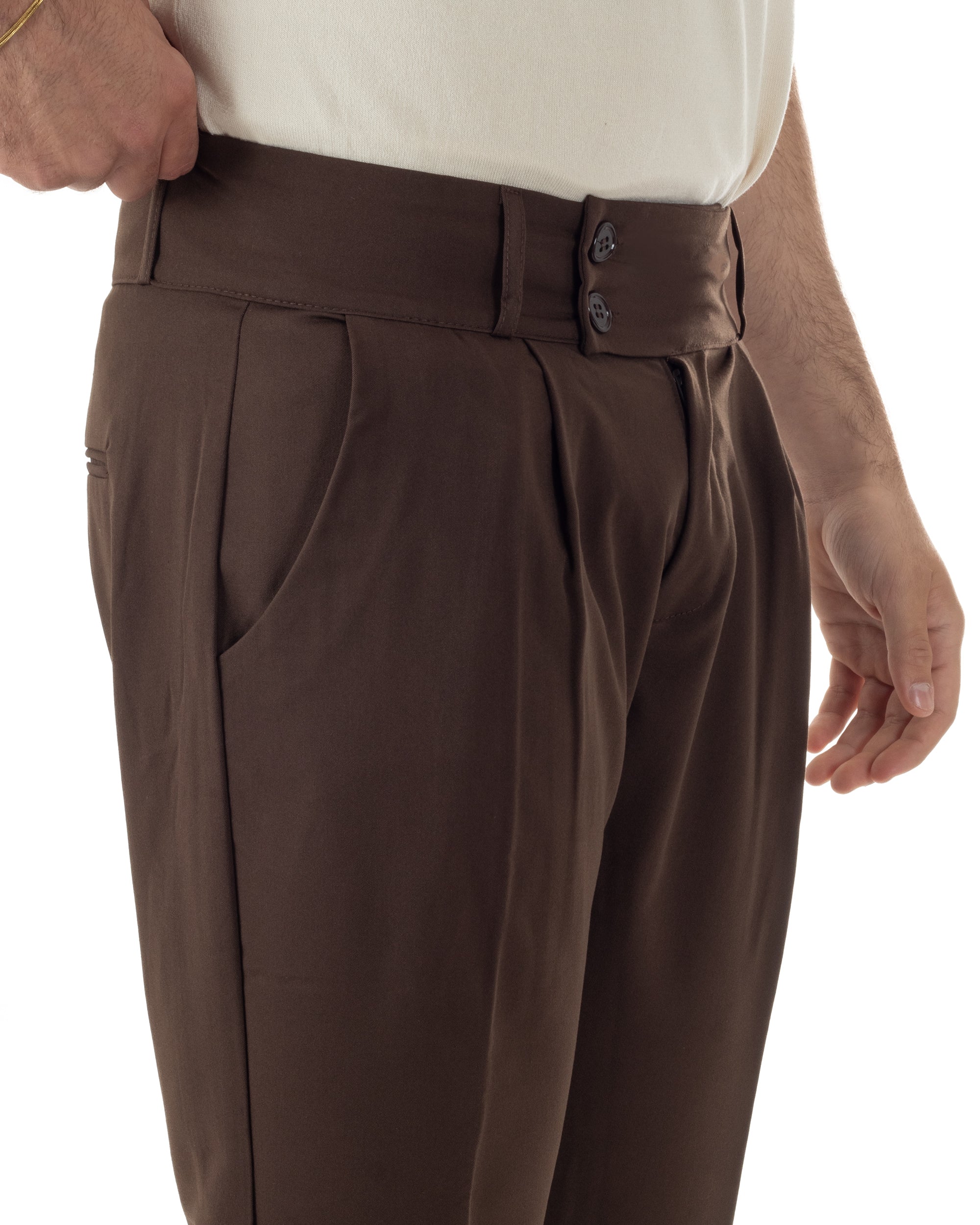 Dettaglio bustino vita alta abbottonatura allungata pantaloni marrone uomo
