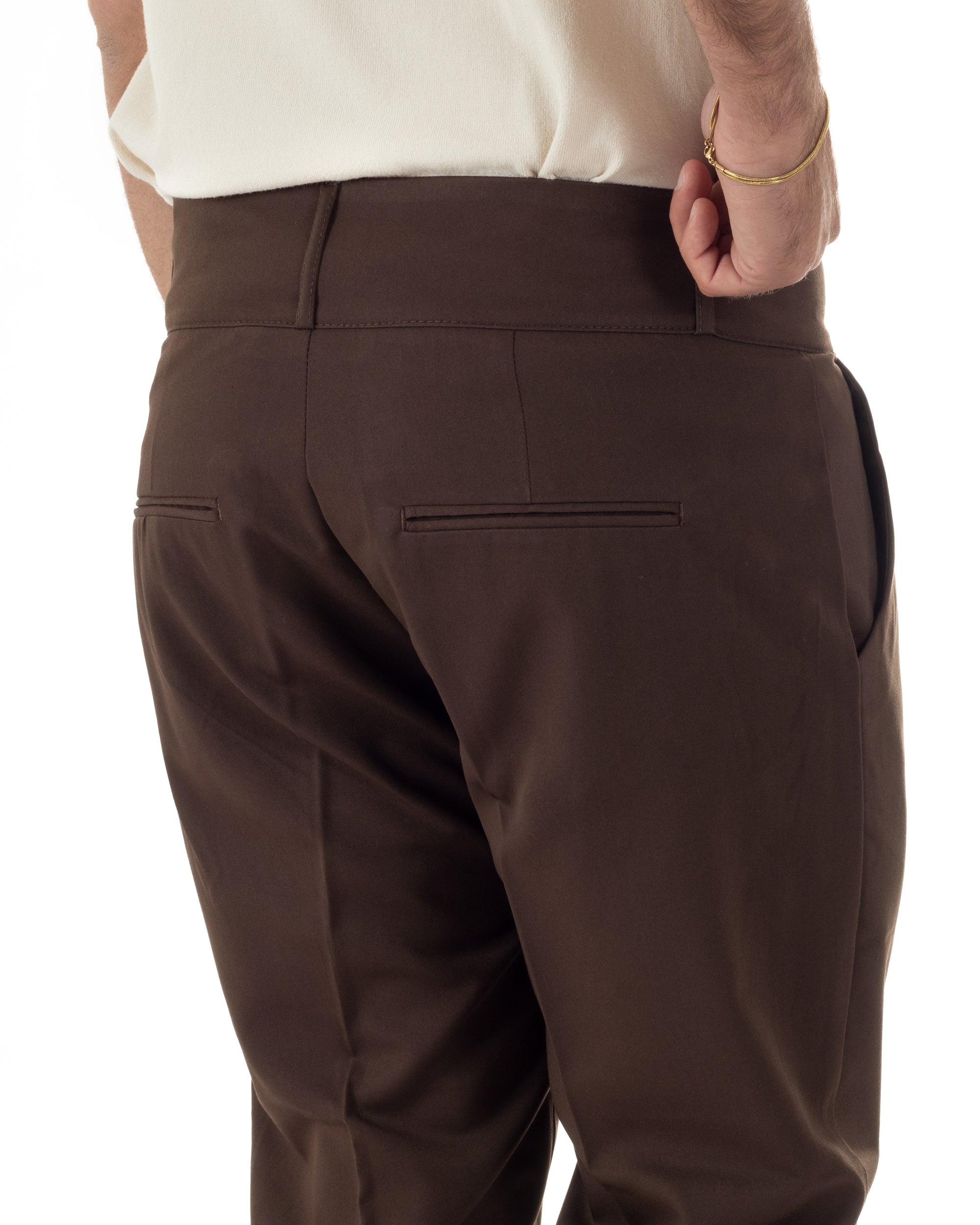 Dettaglio pinces e tasche america pantaloni marrone vita alta uomo