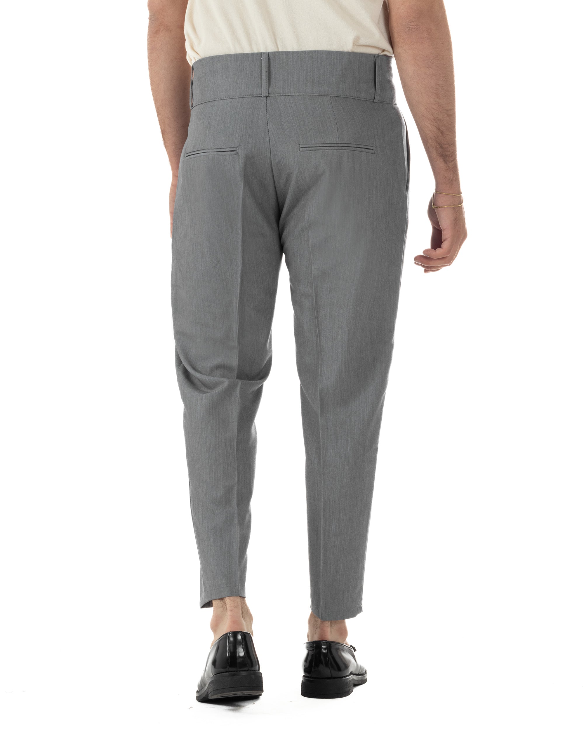 Vista posteriore pantaloni grigio vita alta con tasche a friso uomo