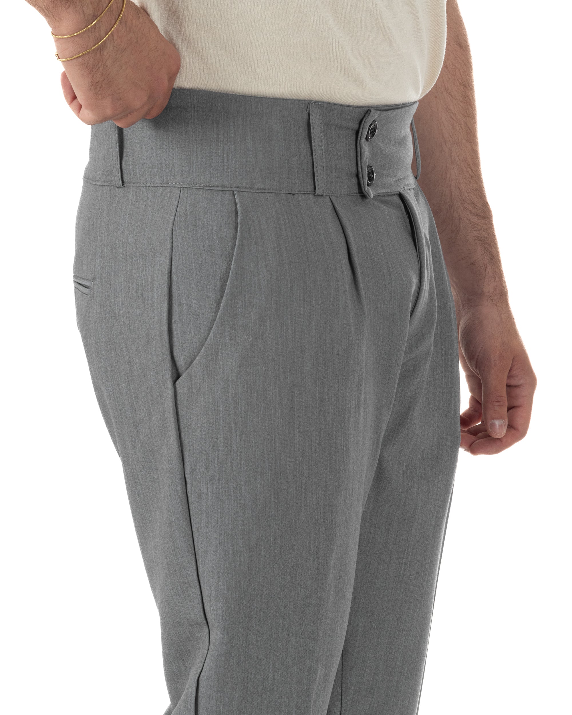 Dettaglio bustino vita alta abbottonatura allungata pantaloni grigio uomo