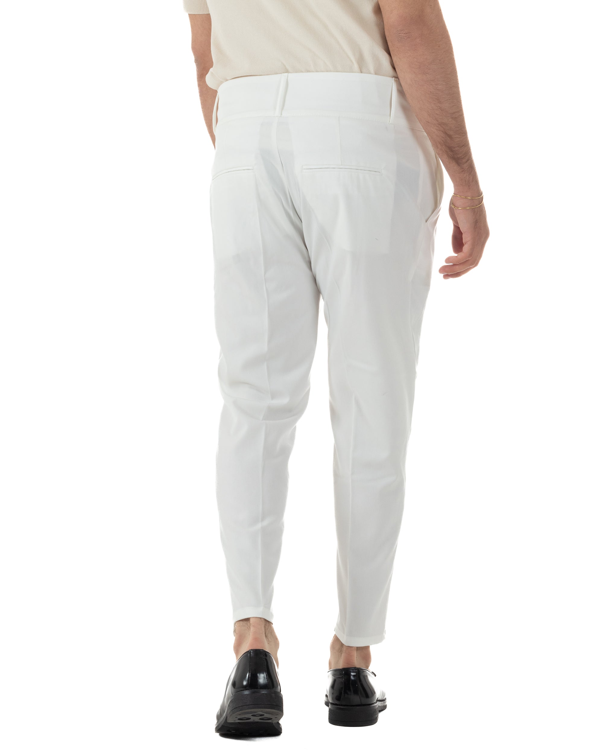 Vista posteriore pantaloni bianco vita alta con tasche a friso uomo