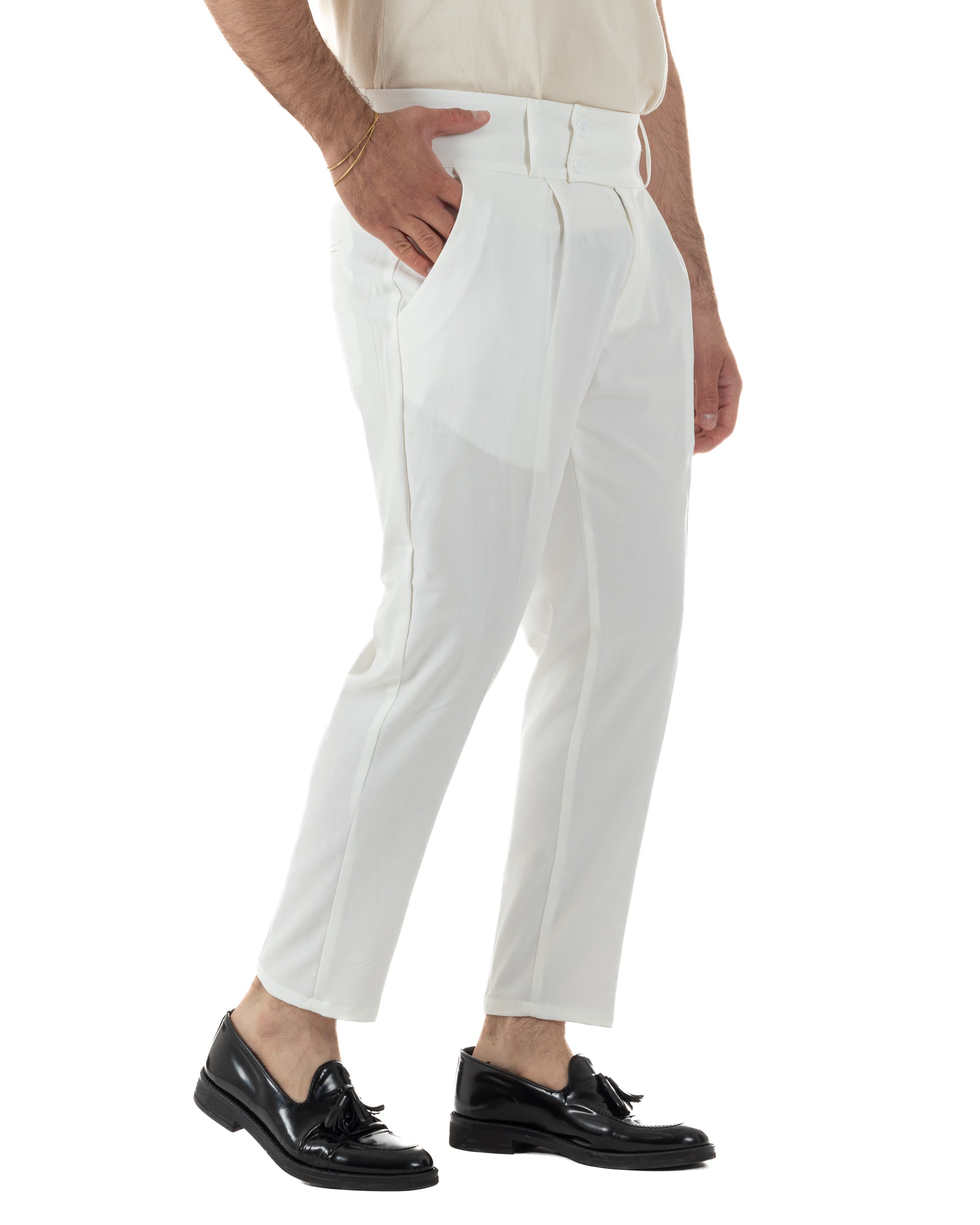Vista laterale pantaloni uomo bianco vita alta pinces tapered fit viscosa