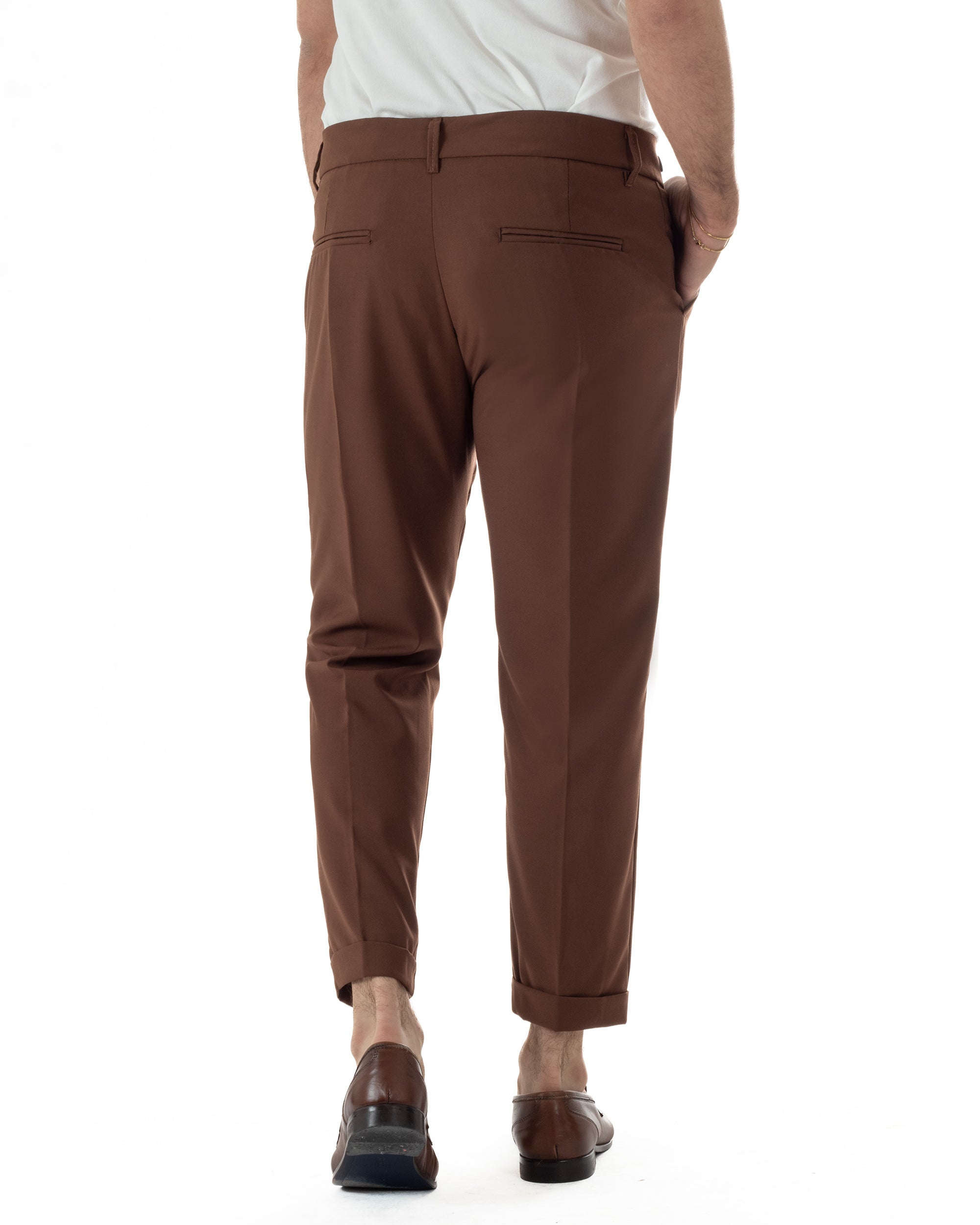 Vista posteriore pantaloni marrone viscosa con tasche a filetto tapered fit