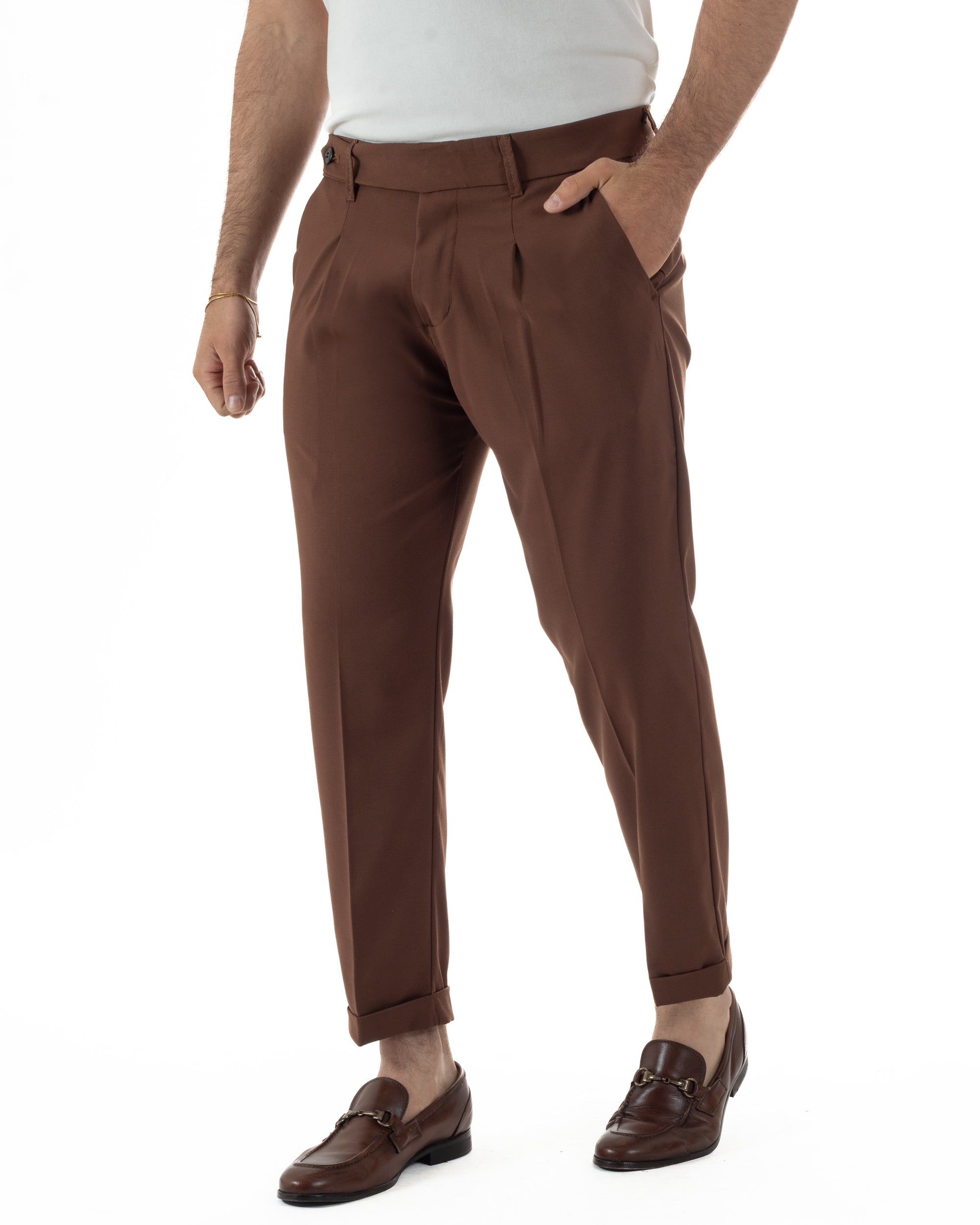 Vista laterale pantaloni uomo marrone viscosa pinces tapered fit elegante