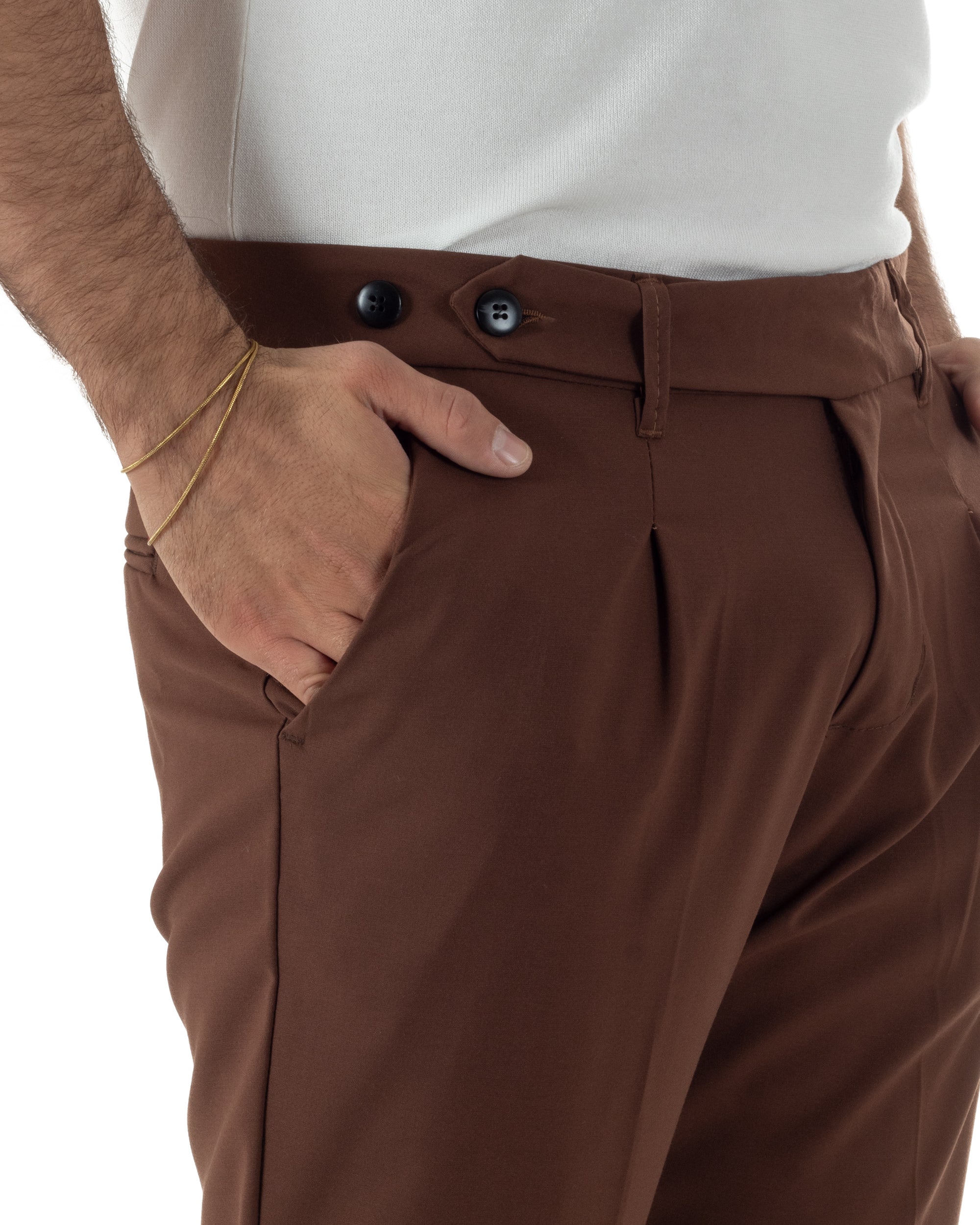 Dettaglio abbottonatura allungata 2 bottoni e passanti pantaloni marrone viscosa