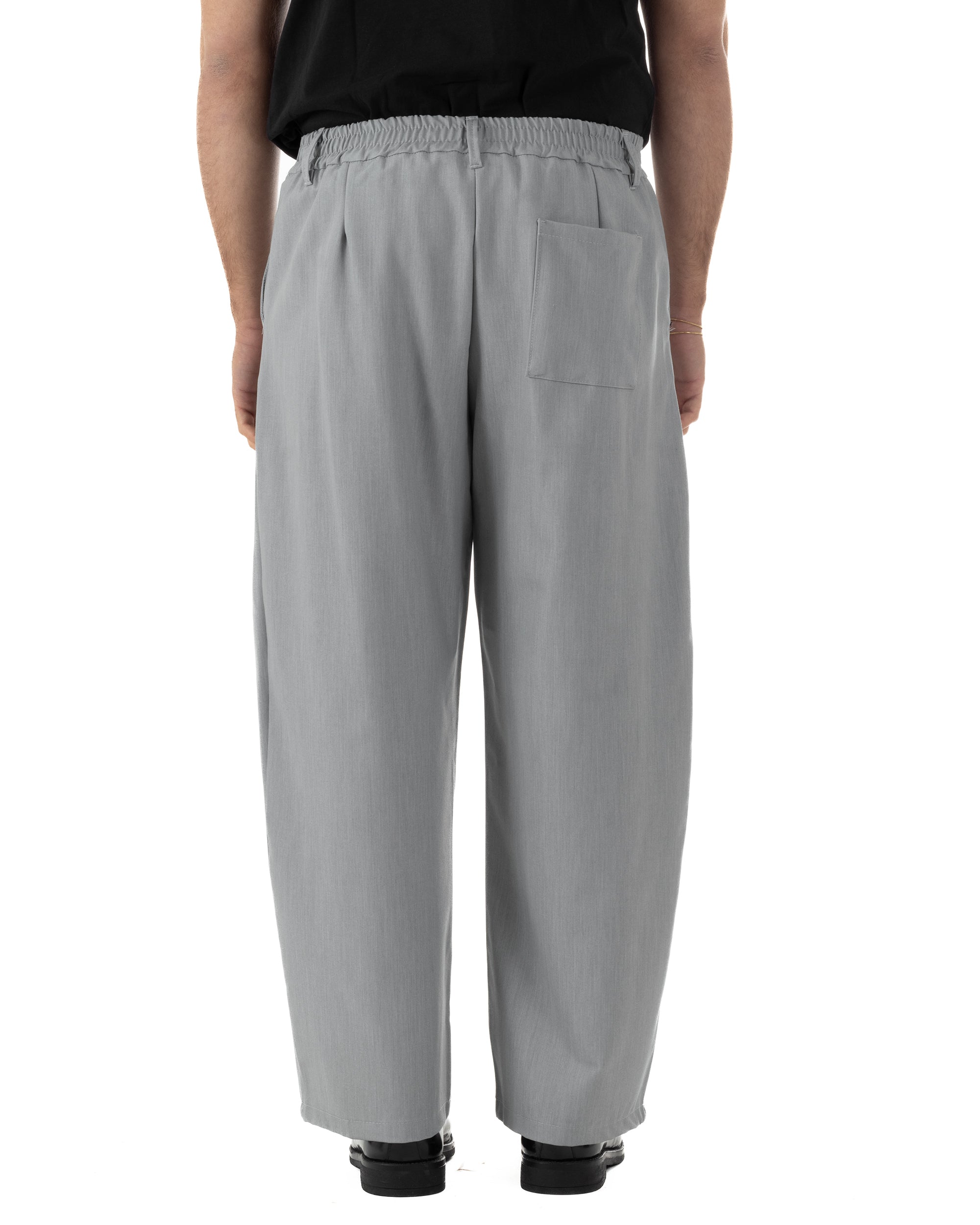 Dettaglio tasche posteriori pantaloni grigio baggy viscosa uomo