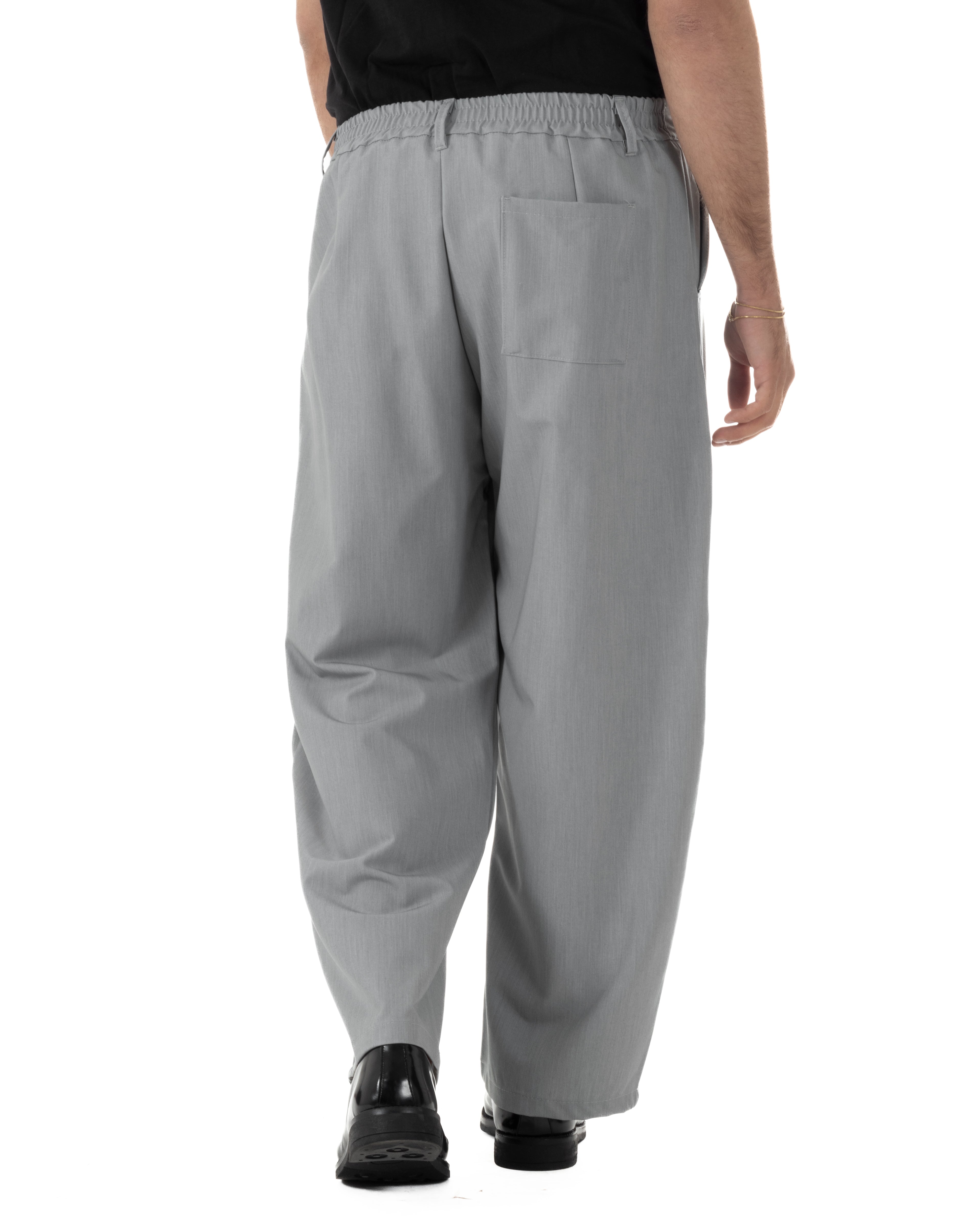 Vista posteriore pantaloni grigio baggy wide fit con tasca applicata