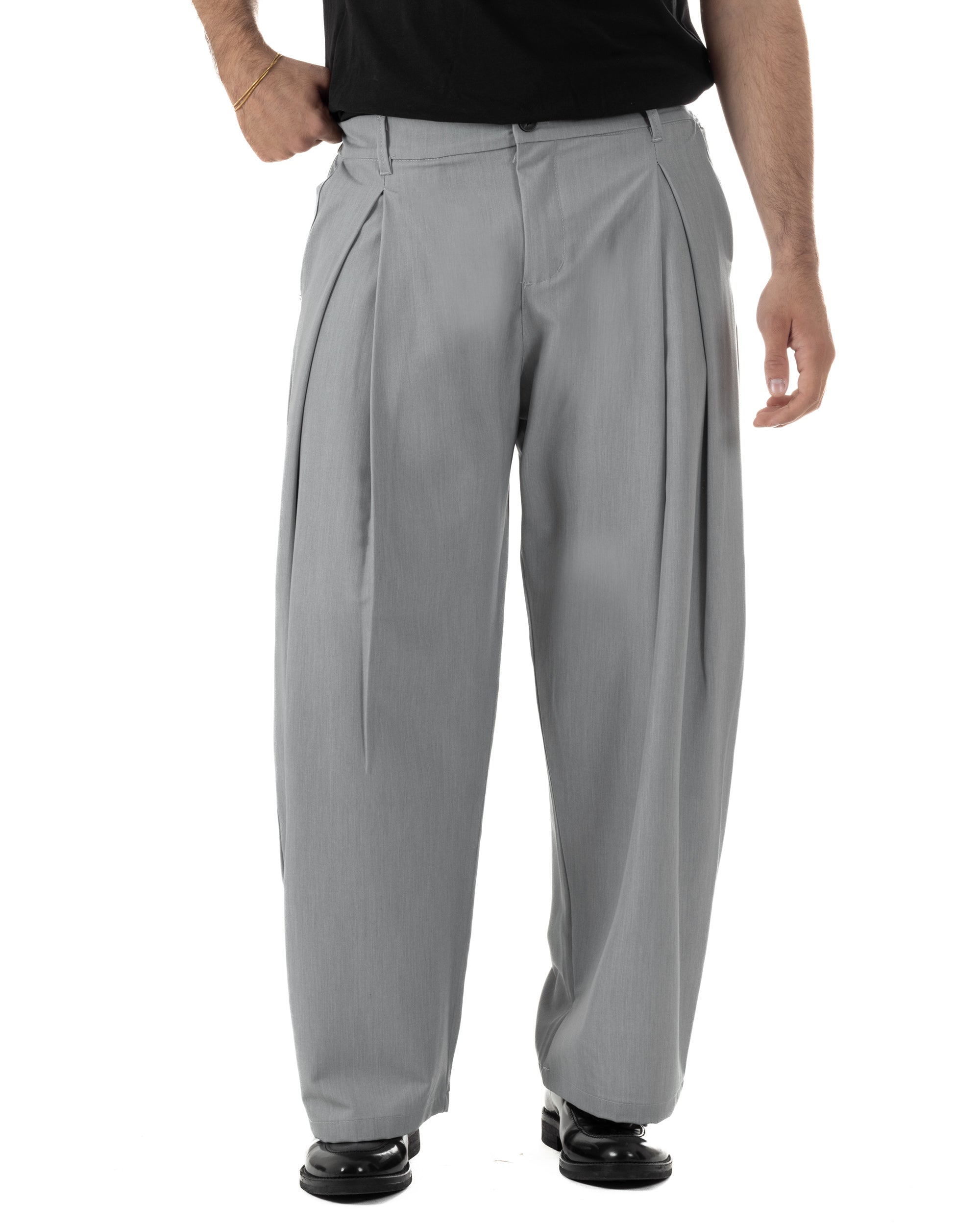 Dettaglio chiusura frontale bottone ed elastico sul retro pantaloni grigio