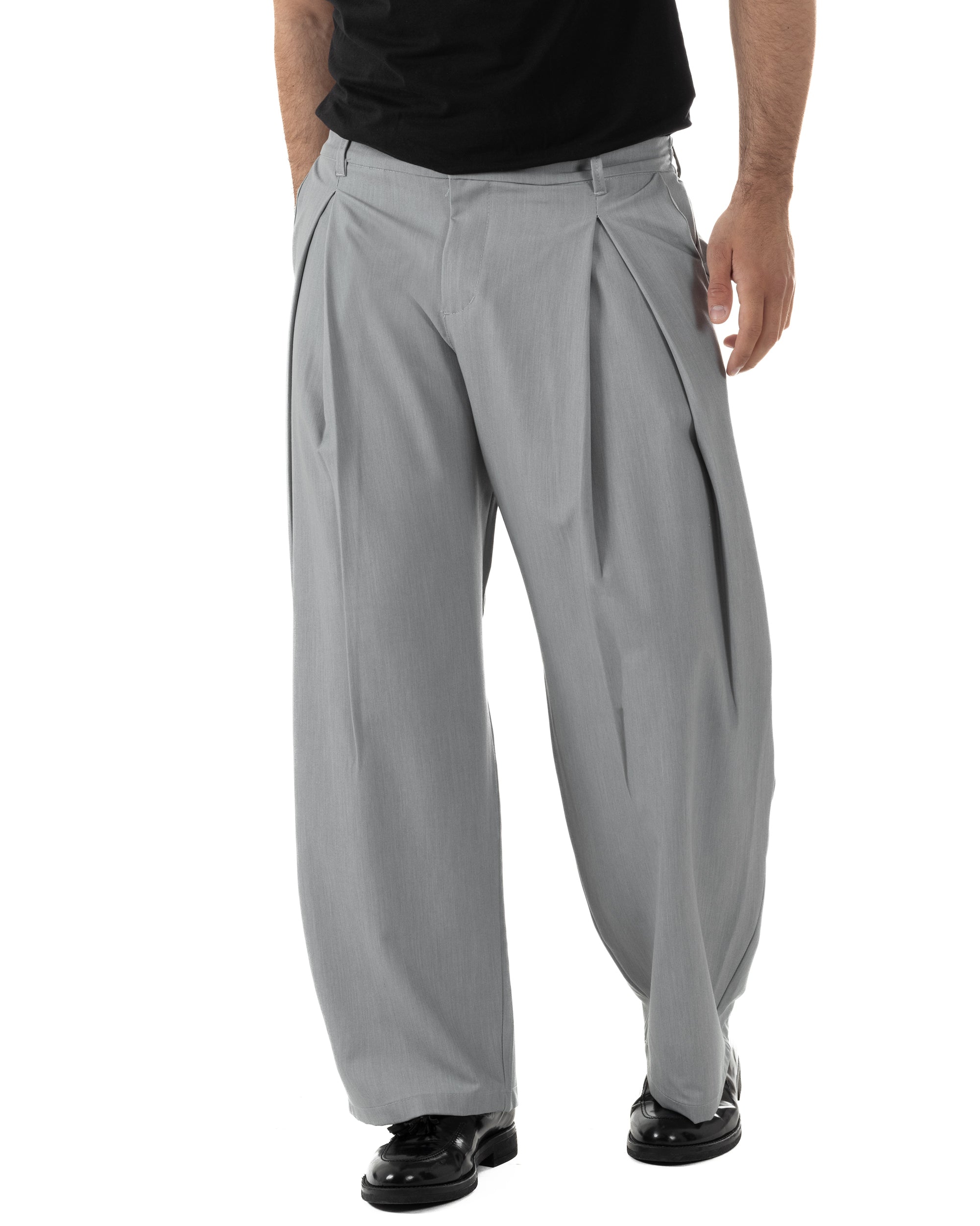 Vista frontale pantaloni grigio baggy wide fit pinces ampie uomo