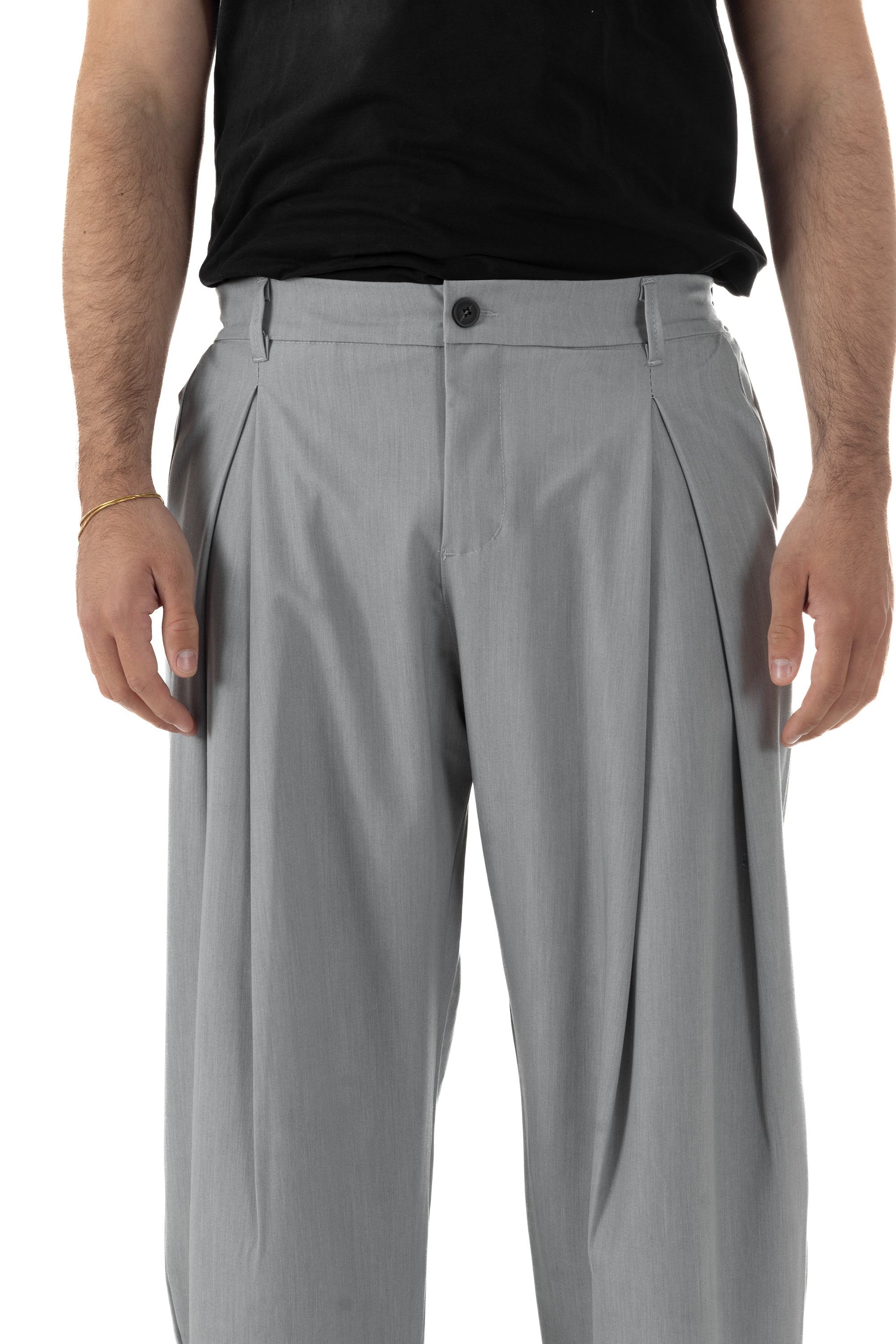 Dettaglio pinces ampie anteriori pantaloni grigio baggy wide fit uomo