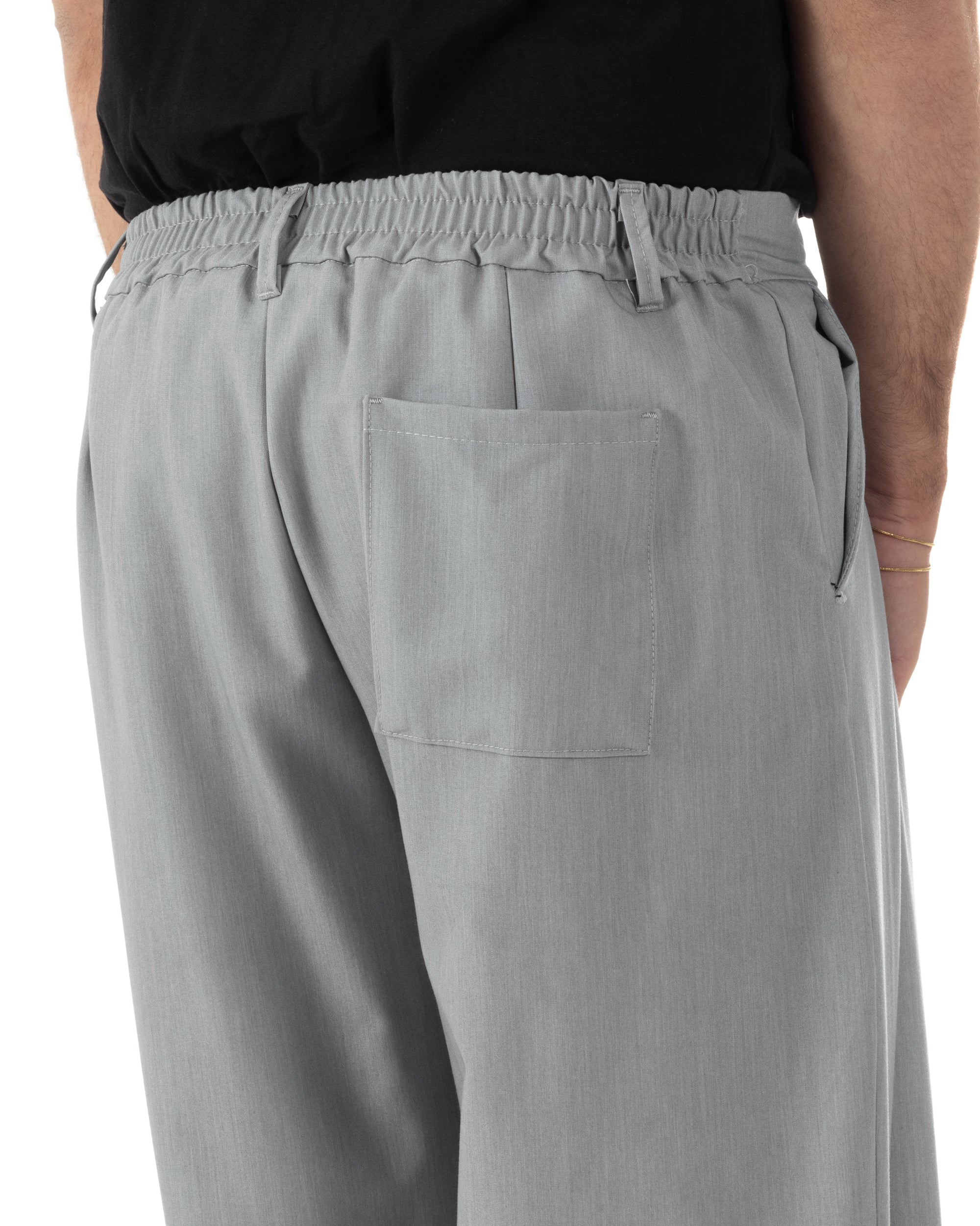 Dettaglio elastico sul retro pantaloni grigio baggy wide fit estivo