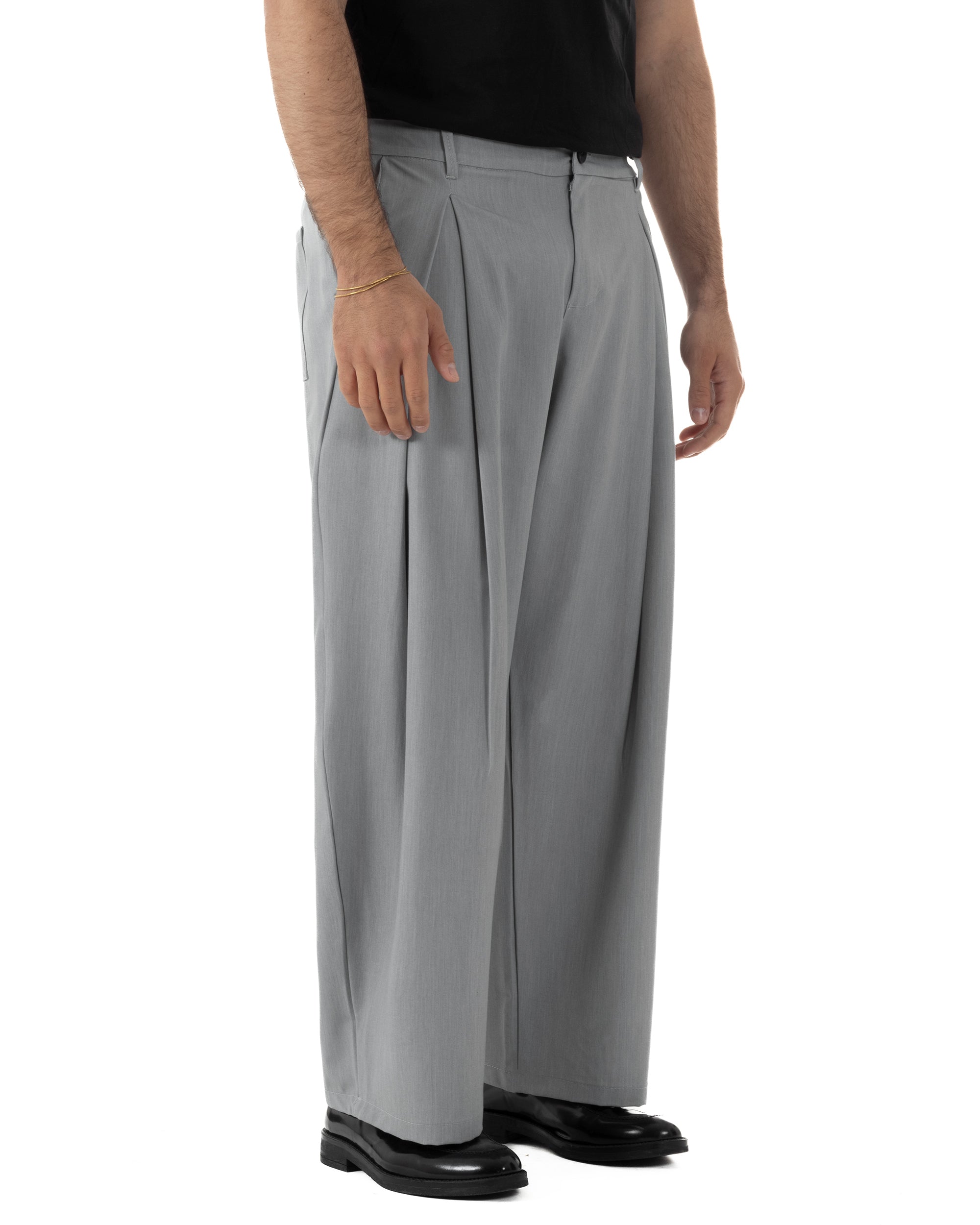 Vista laterale pantaloni uomo grigio baggy wide fit leggero estivo