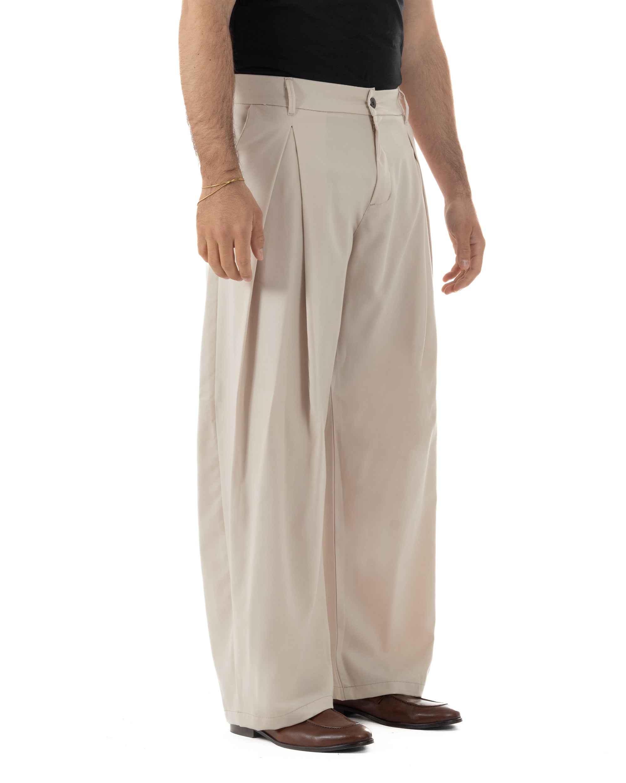 Dettaglio chiusura frontale bottone ed elastico sul retro pantaloni beige