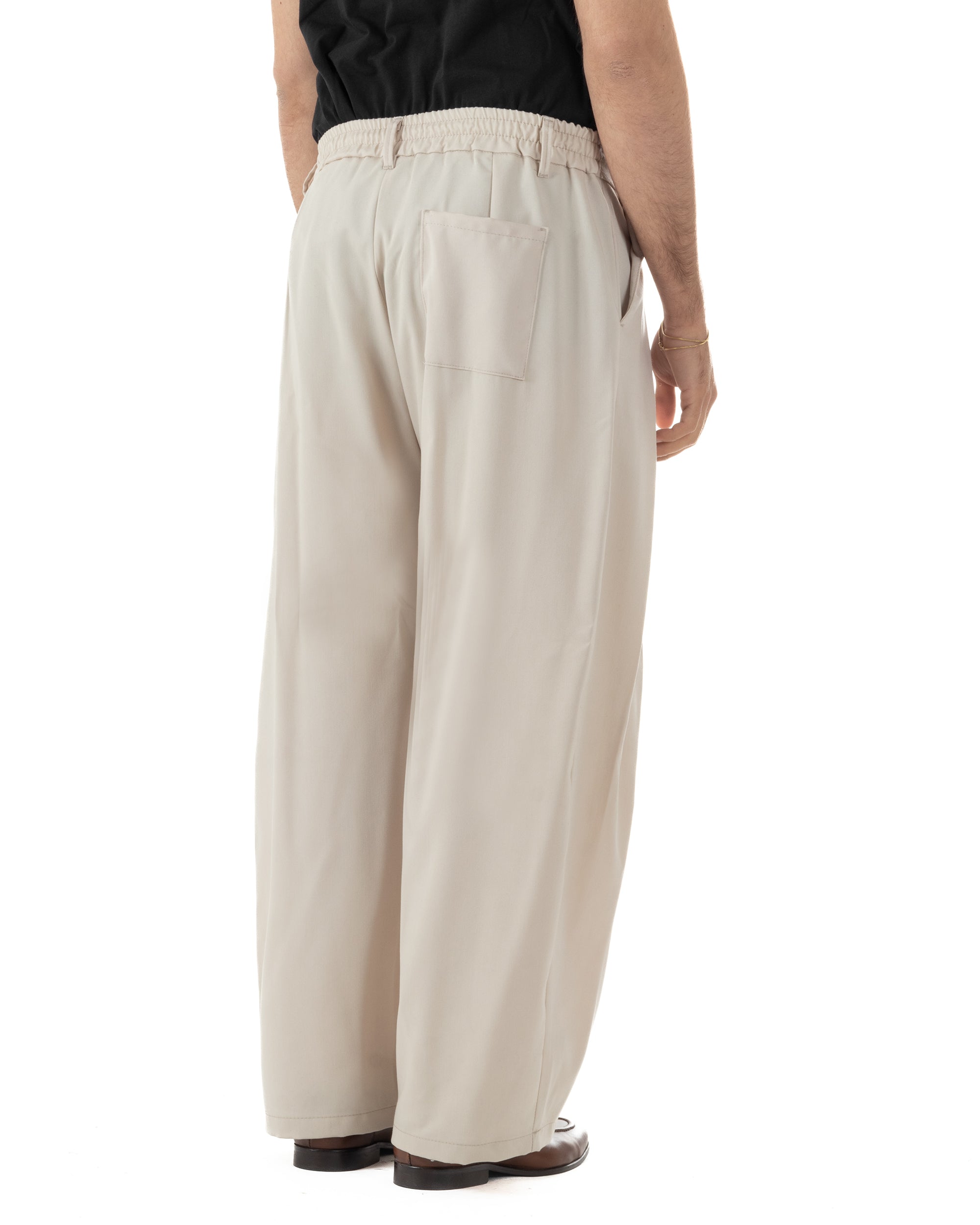 Dettaglio tasche oblique anteriori pantaloni beige baggy viscosa uomo