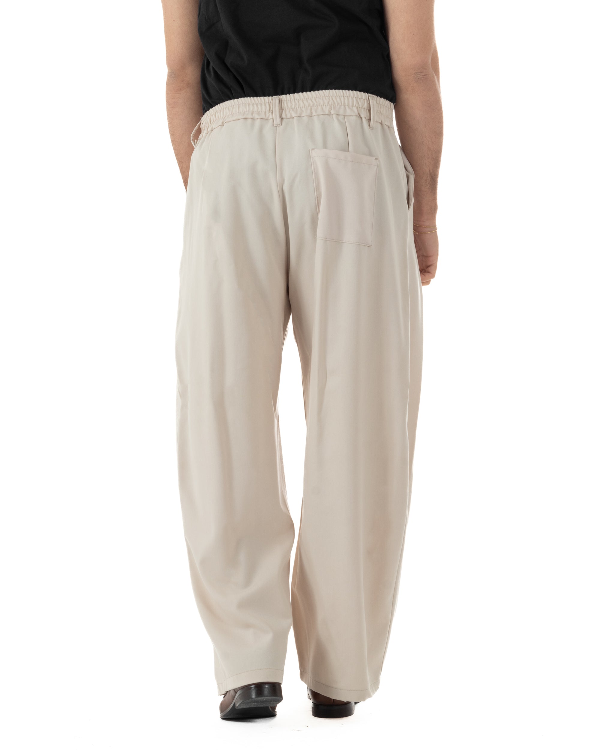 Vista posteriore pantaloni beige baggy wide fit con tasca applicata