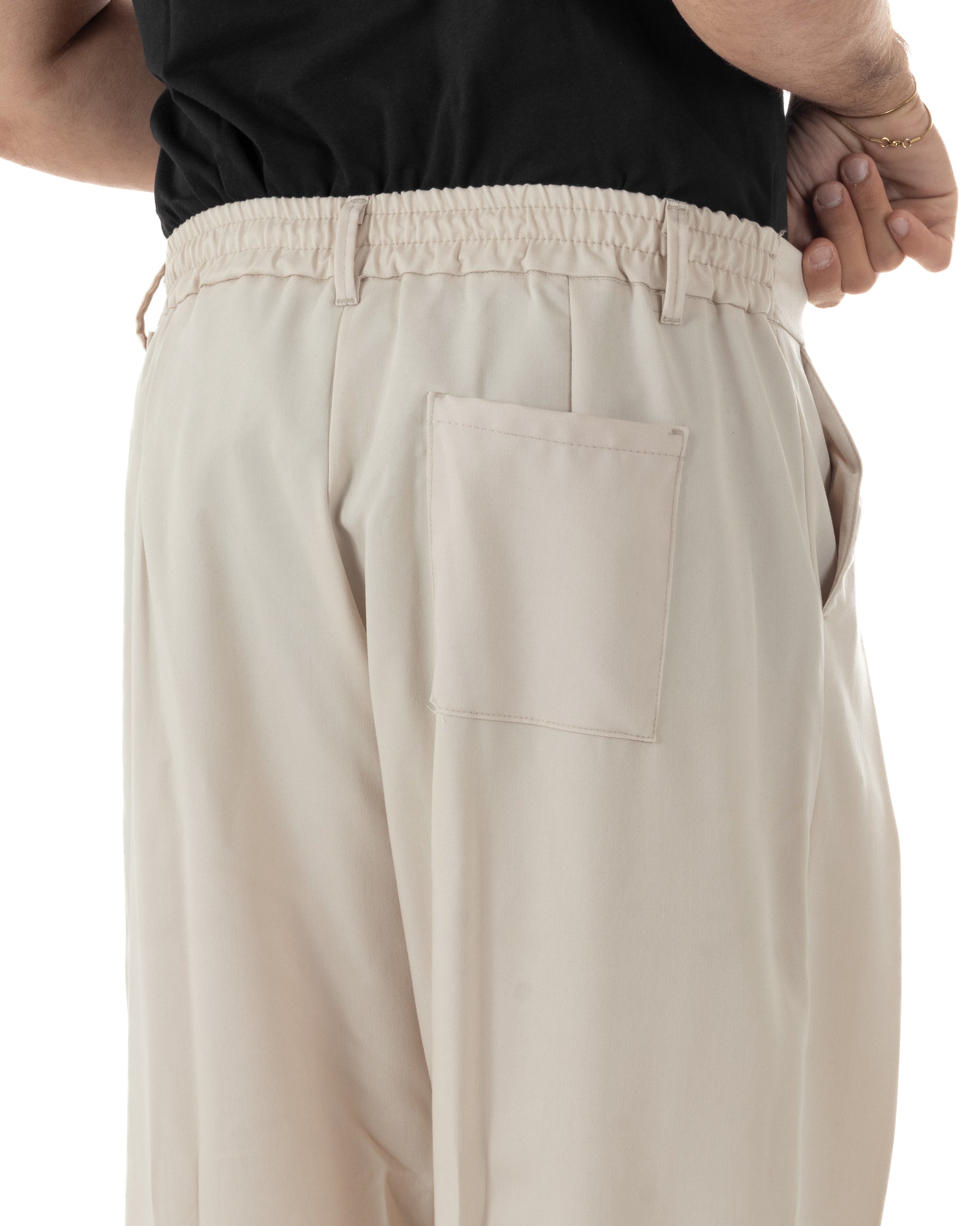 Dettaglio elastico sul retro pantalonit