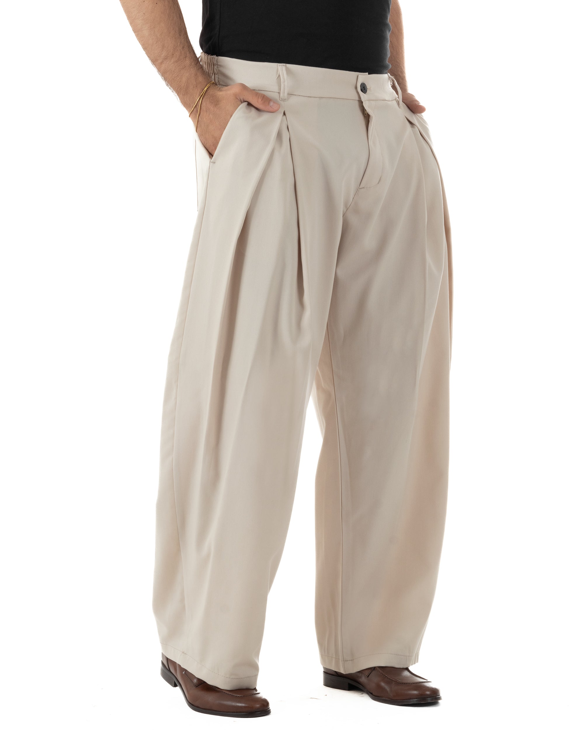 Vista laterale pantaloni uomo beige baggy wide fit leggero estivo