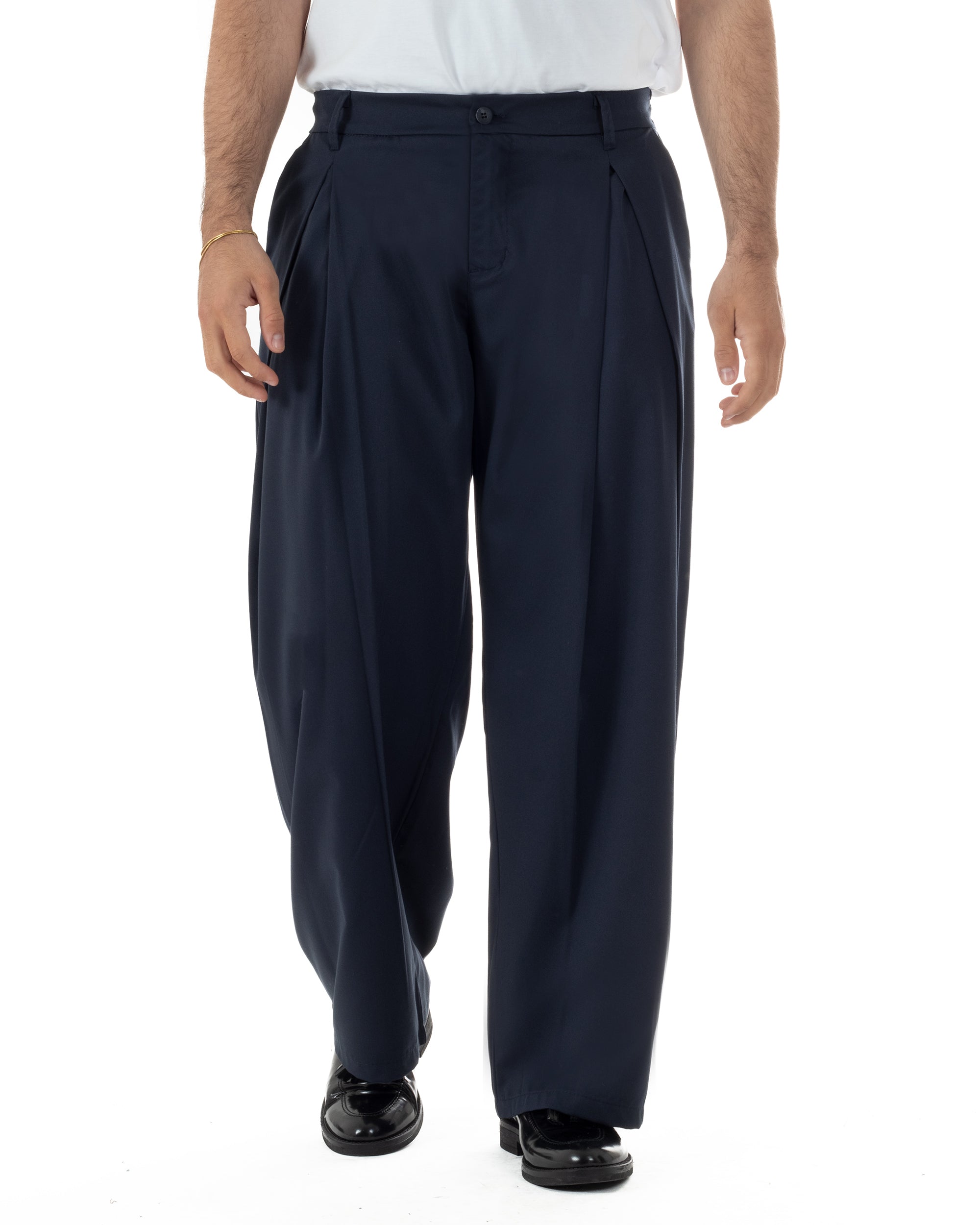 Vista frontale pantaloni blu baggy wide fit pinces ampie uomo