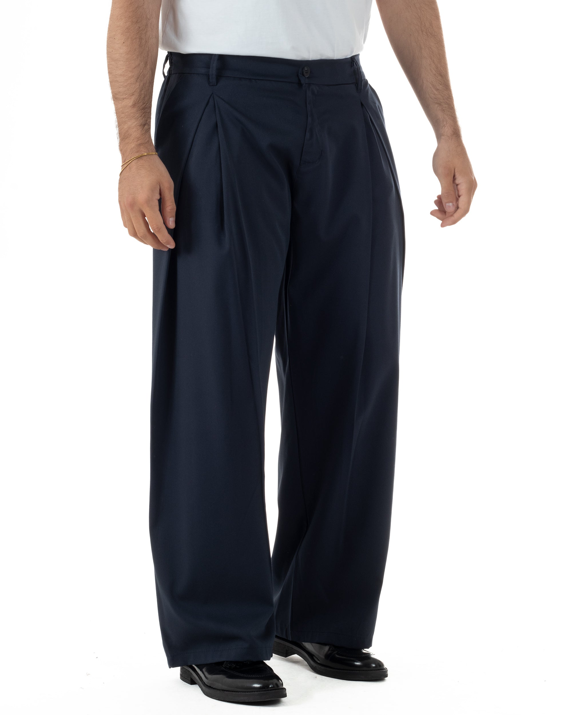 Dettaglio chiusura frontale bottone ed elastico sul retro pantaloni blu