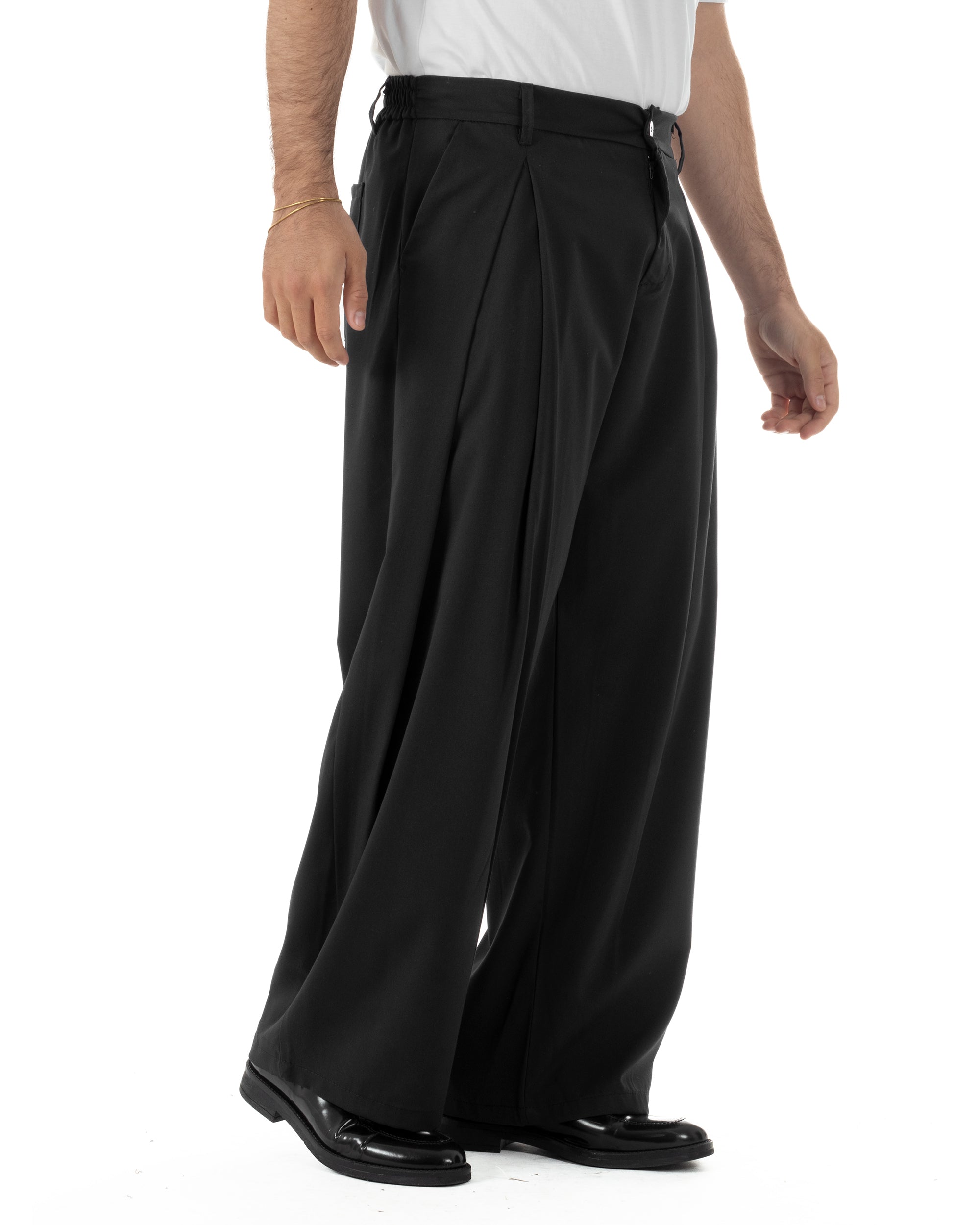 Vista laterale pantaloni uomo nero baggy wide fit leggero estivo