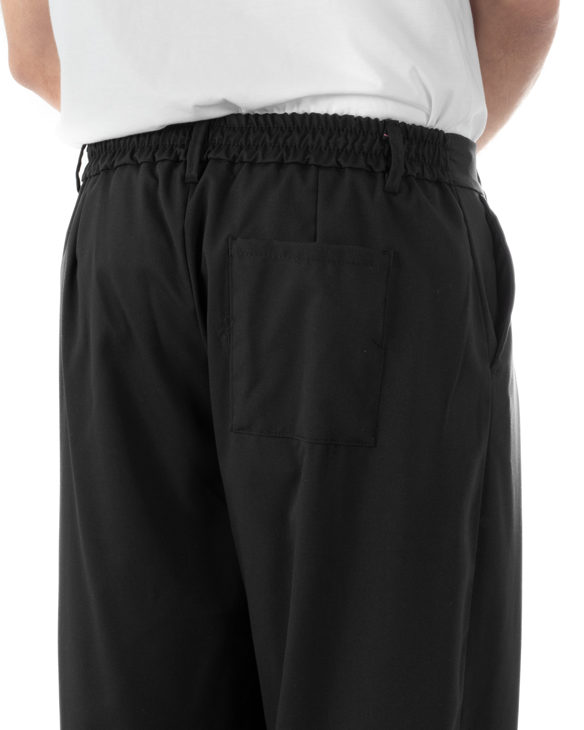 Dettaglio elastico sul retro pantaloni