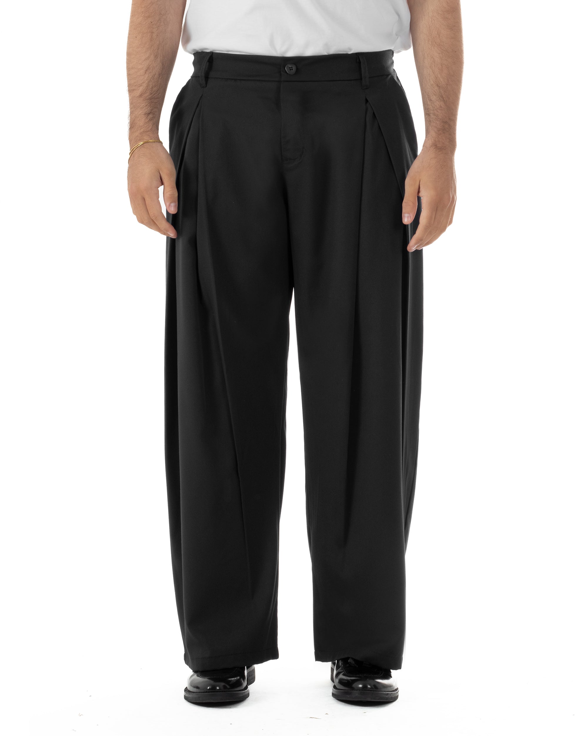 Vista frontale pantaloni nero baggy wide fit pinces ampie uomo