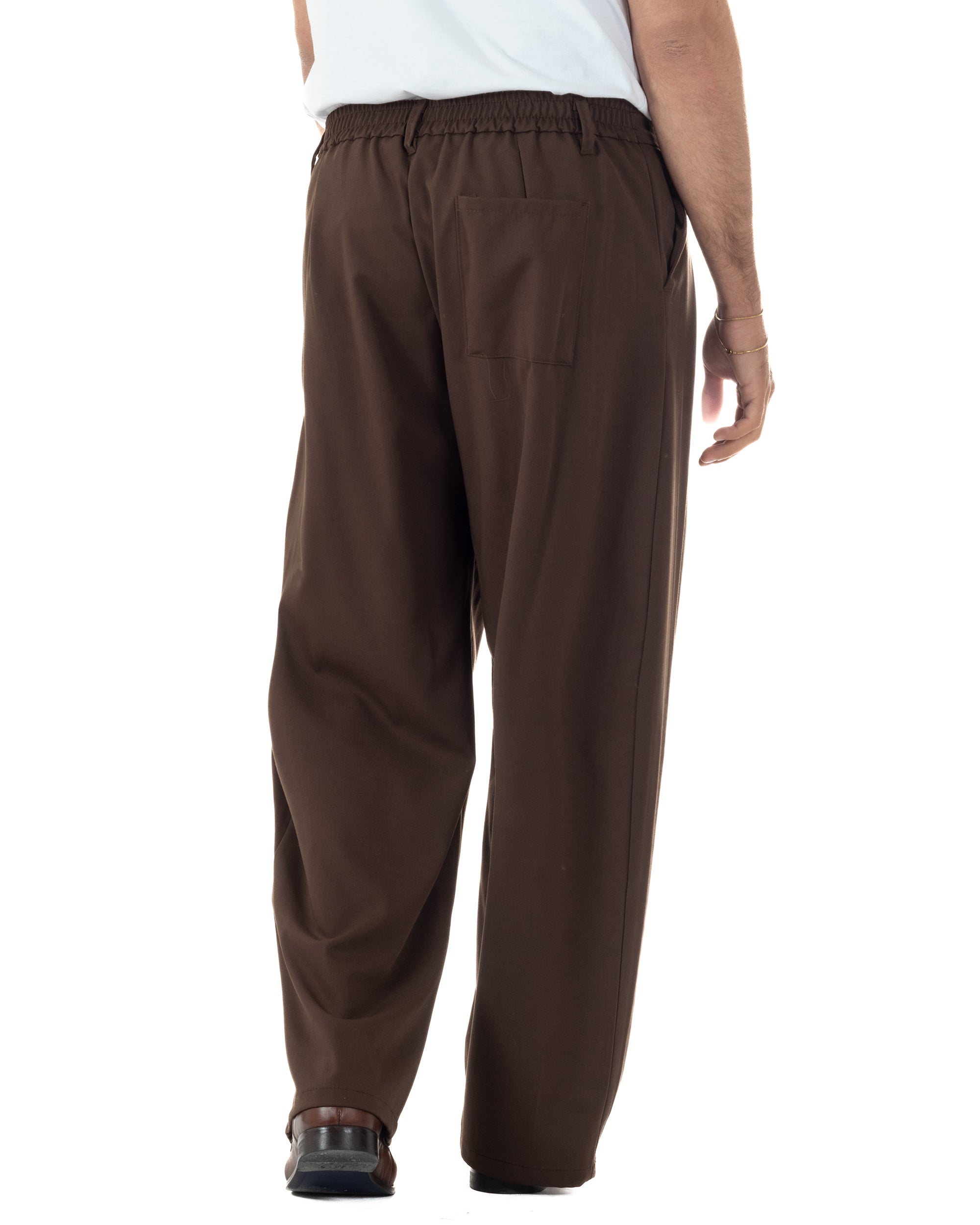 Vista posteriore pantaloni marrone baggy wide fit con tasca applicata