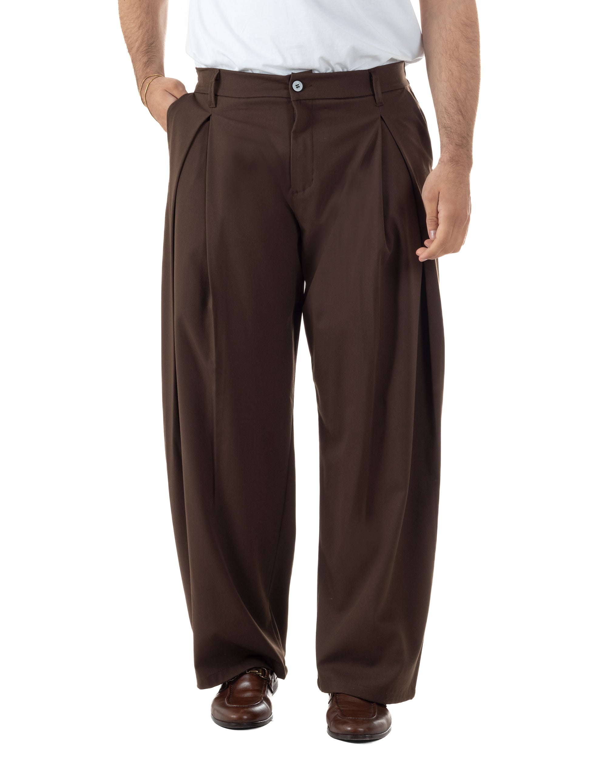 Vista frontale pantaloni marrone baggy wide fit pinces ampie uomo