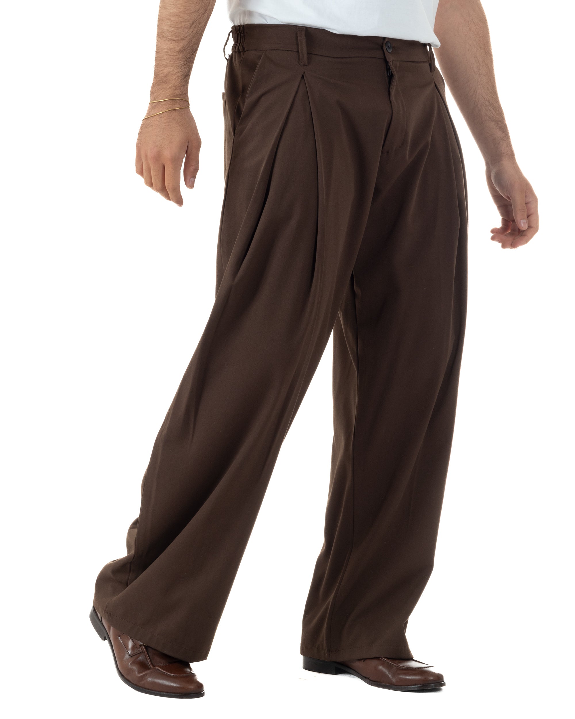 Vista laterale pantaloni uomo marrone baggy wide fit leggero estivo