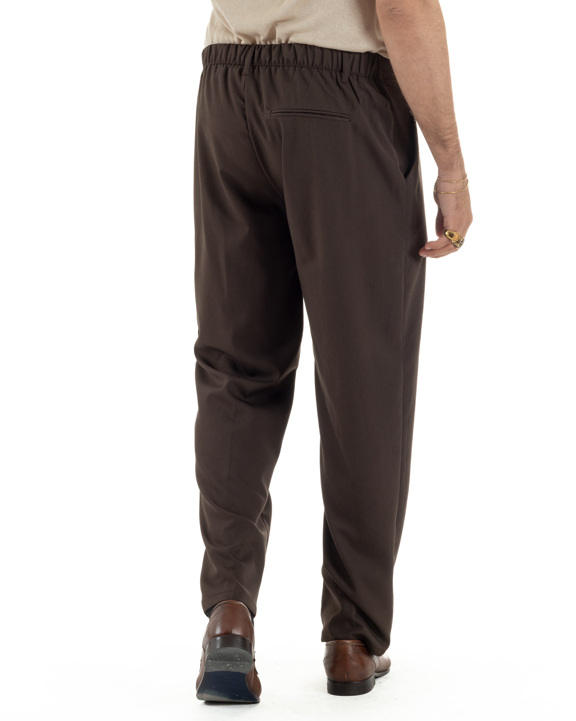 Vista posteriore pantaloni uomo marrone baggy fondo largo elastico retro