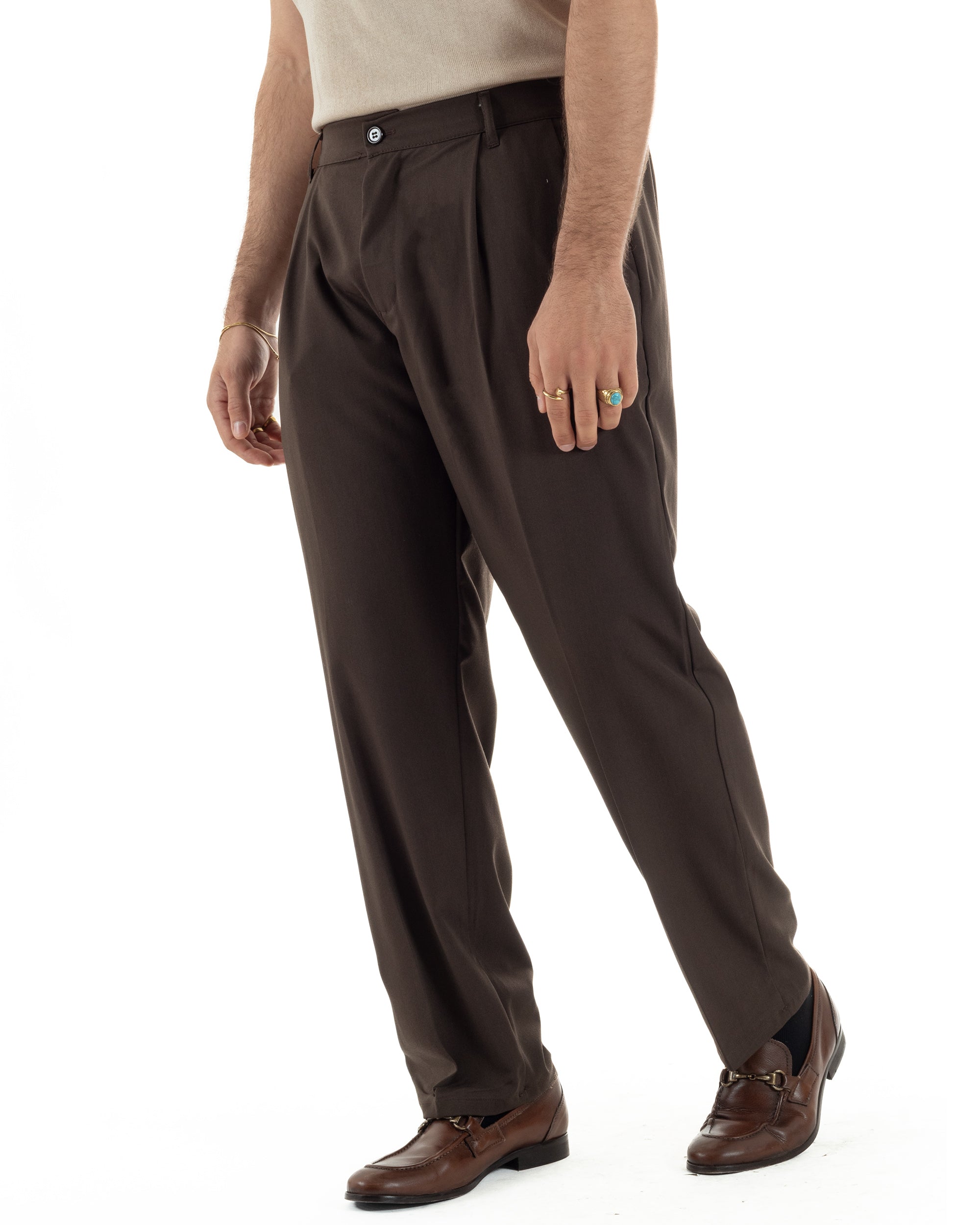 Vista laterale pantaloni uomo marrone baggy fondo largo relaxed fit fluido