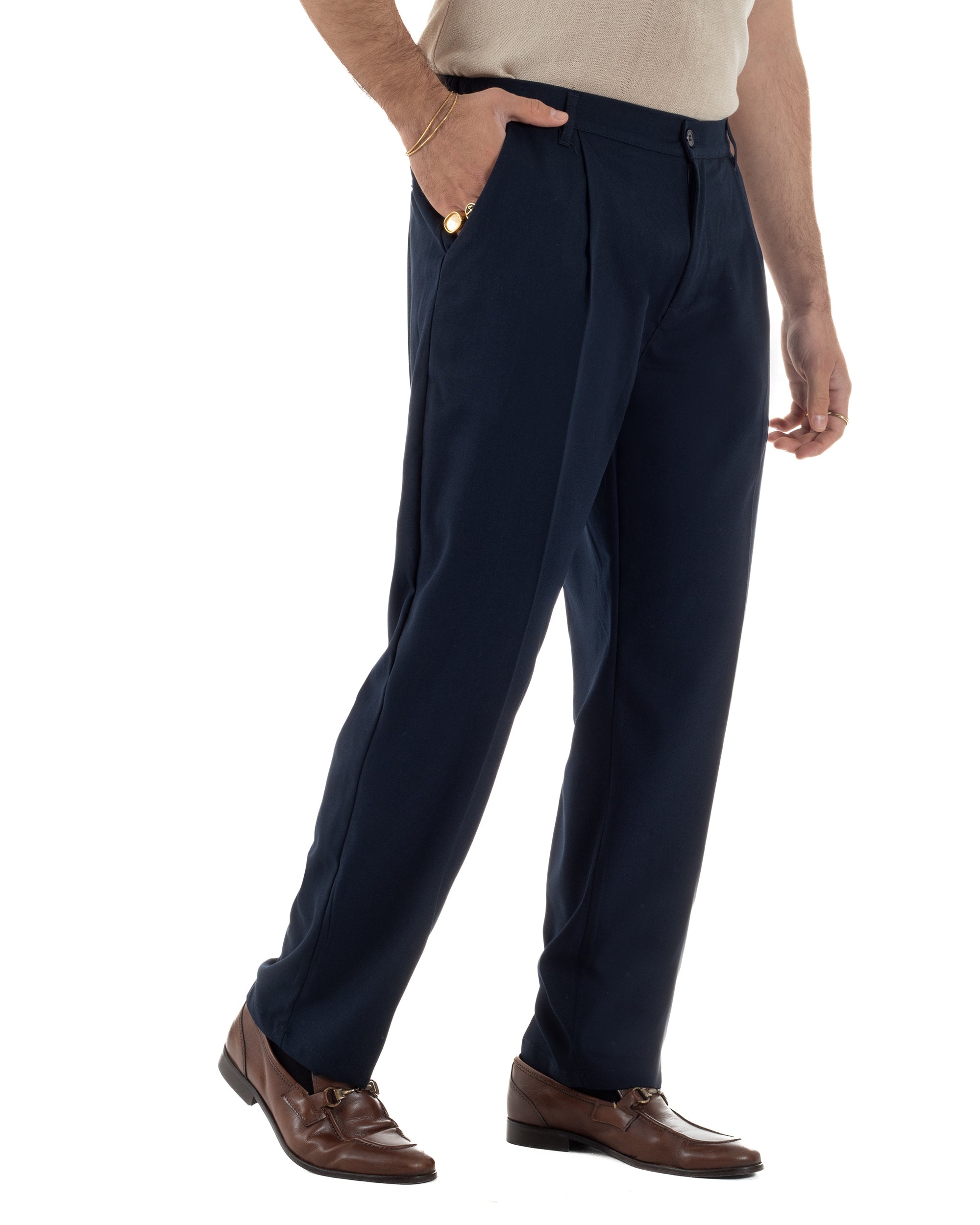 Vista laterale pantaloni uomo blu baggy fondo largo relaxed fit fluido