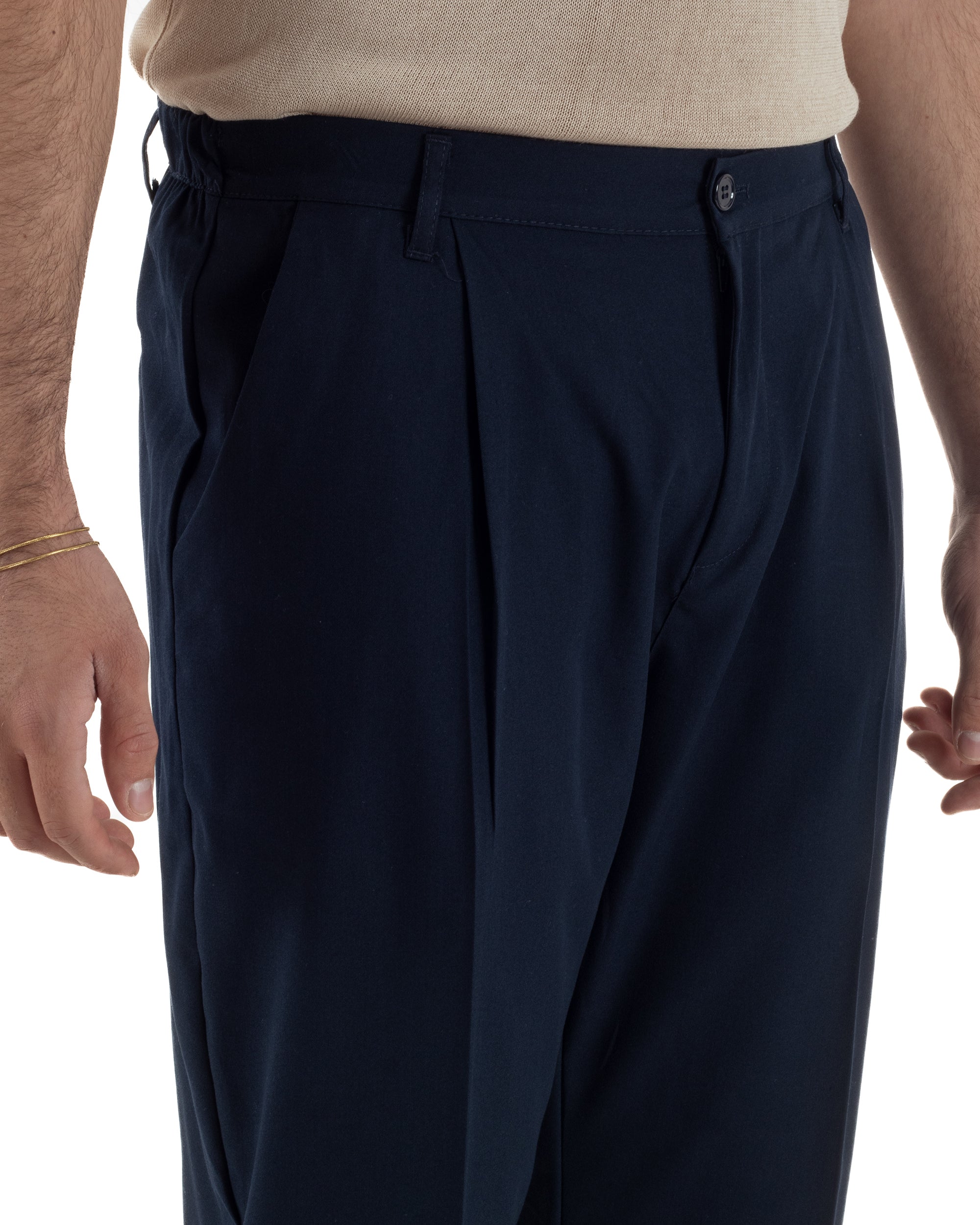 Dettaglio pinces frontali pantaloni blu baggy viscosa relaxed fit uomo