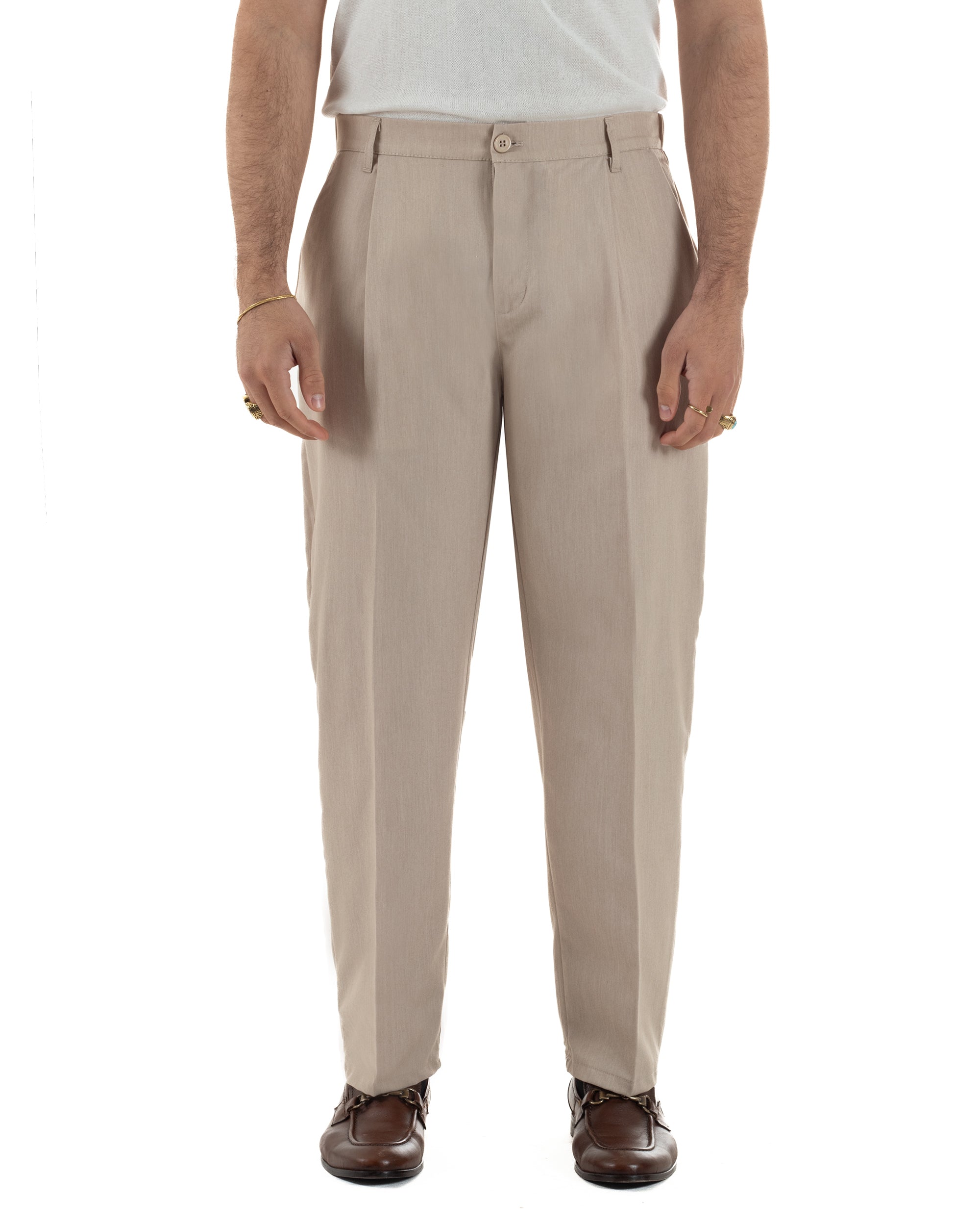 Vista frontale pantaloni beige baggy pinces tasche america zip bottone uomo