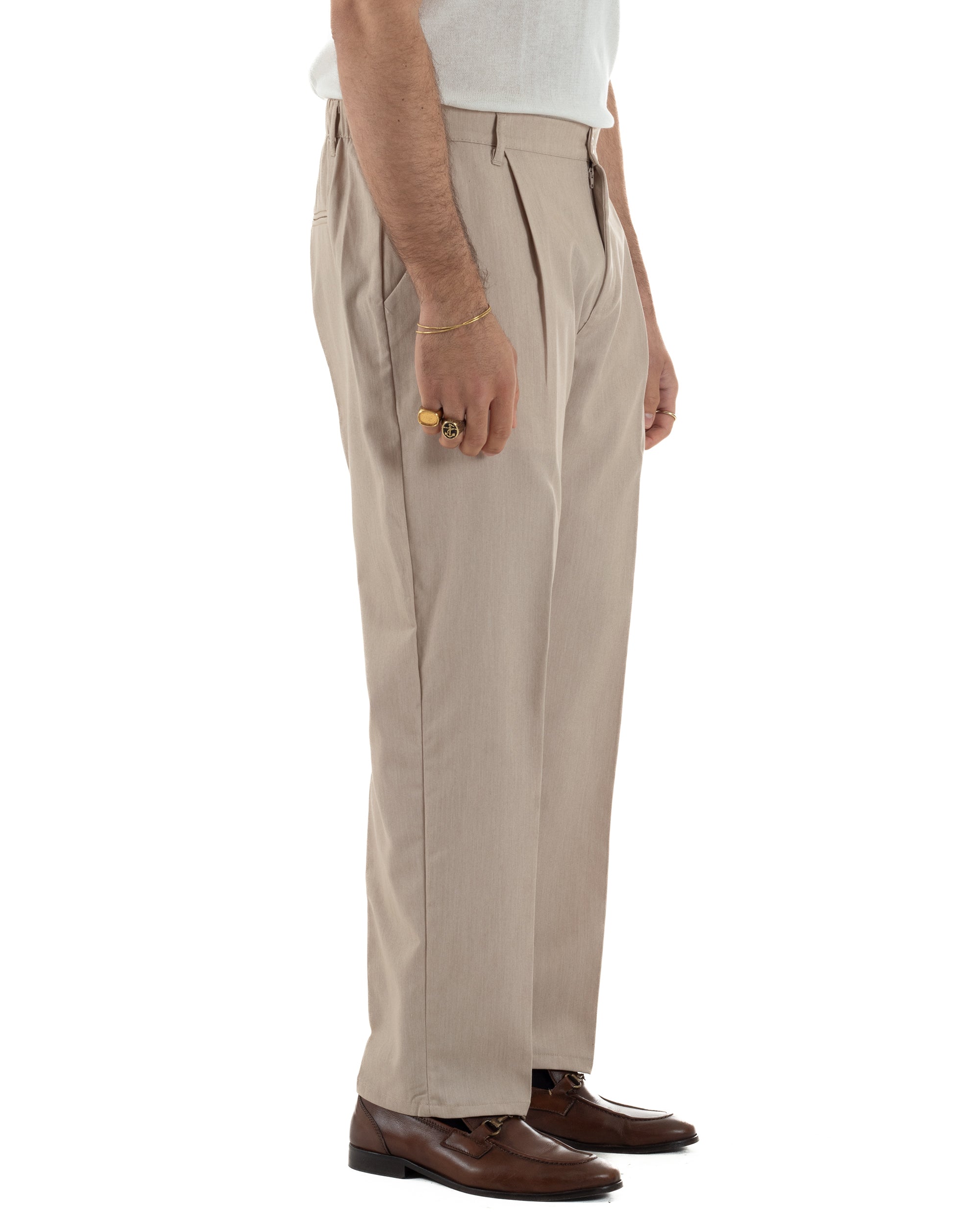 Vista laterale pantaloni uomo beige baggy fondo largo relaxed fit fluido