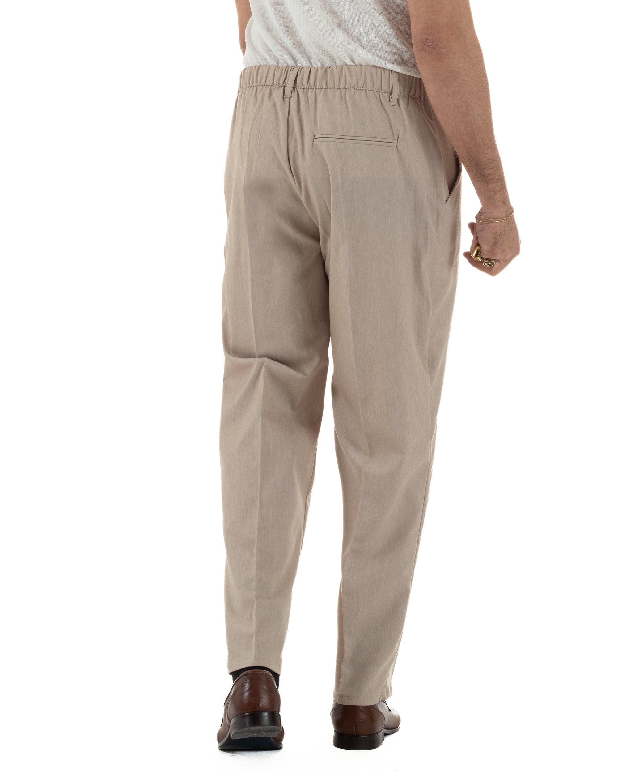 Vista posteriore pantaloni uomo beige baggy fondo largo elastico retro