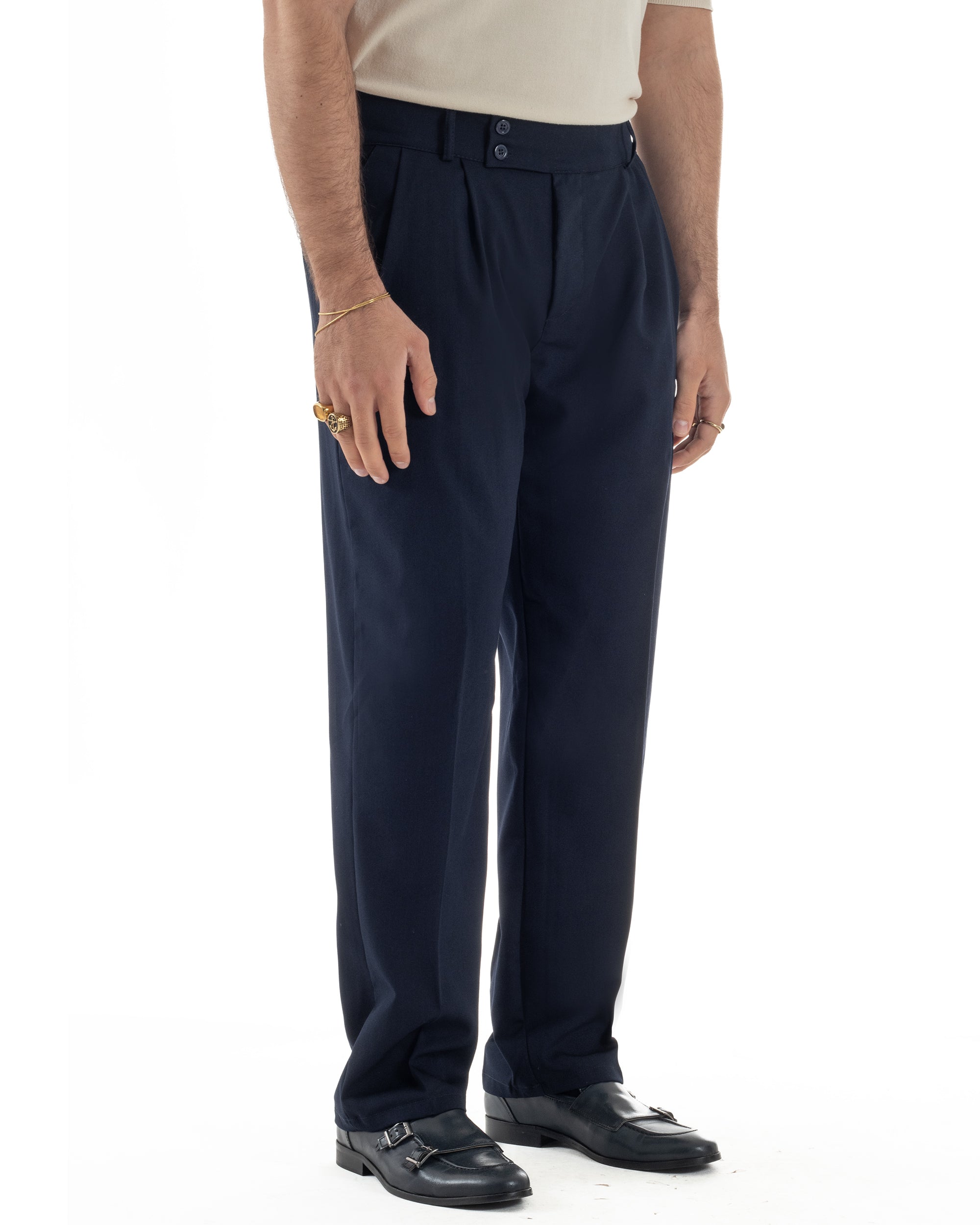 Dettaglio doppia pinces frontale pantaloni blu baggy wide leg sartoriale uomo